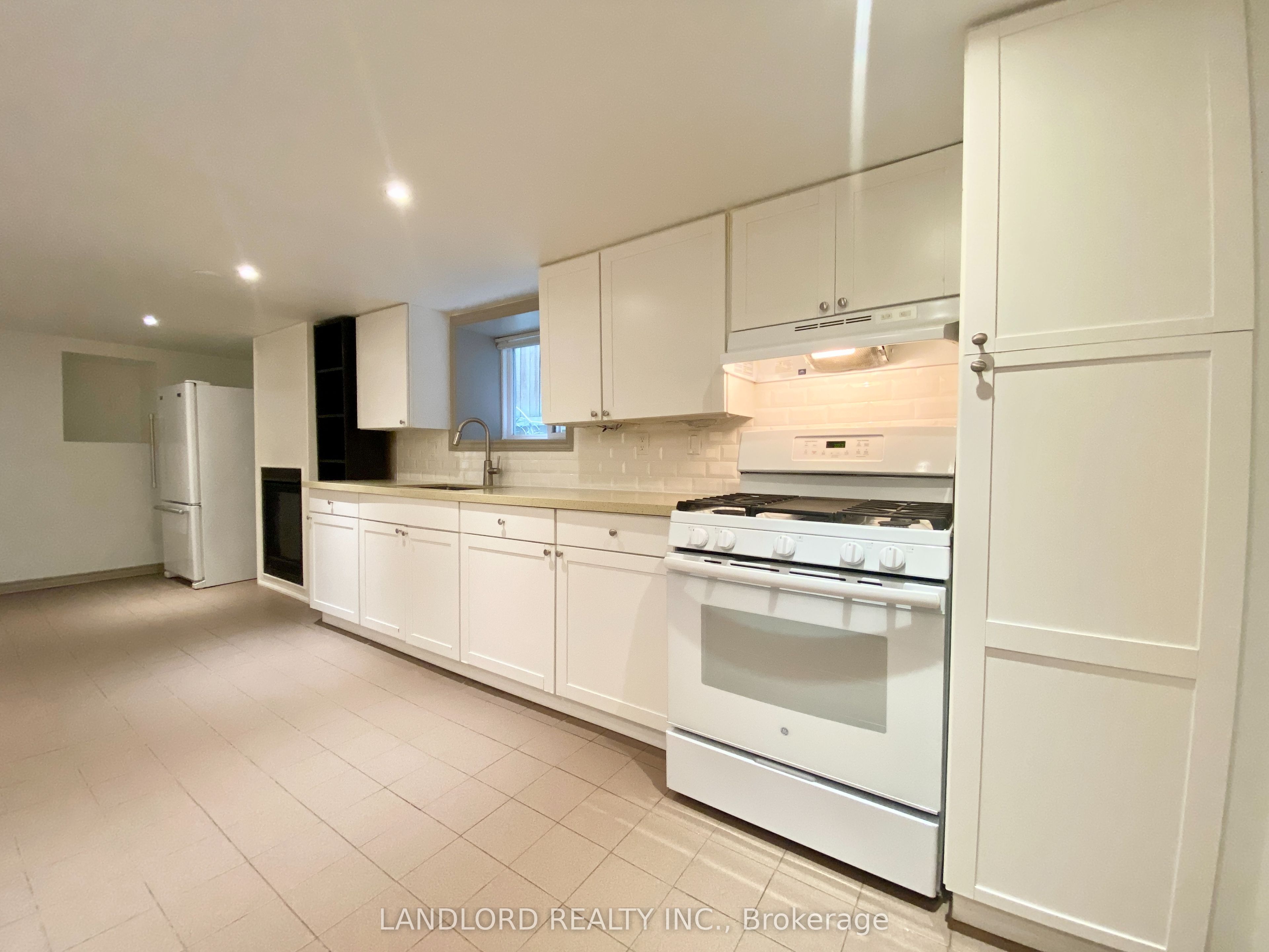 209 Madison Avenue 5, Toronto, ON M5R 2S6 photo 2