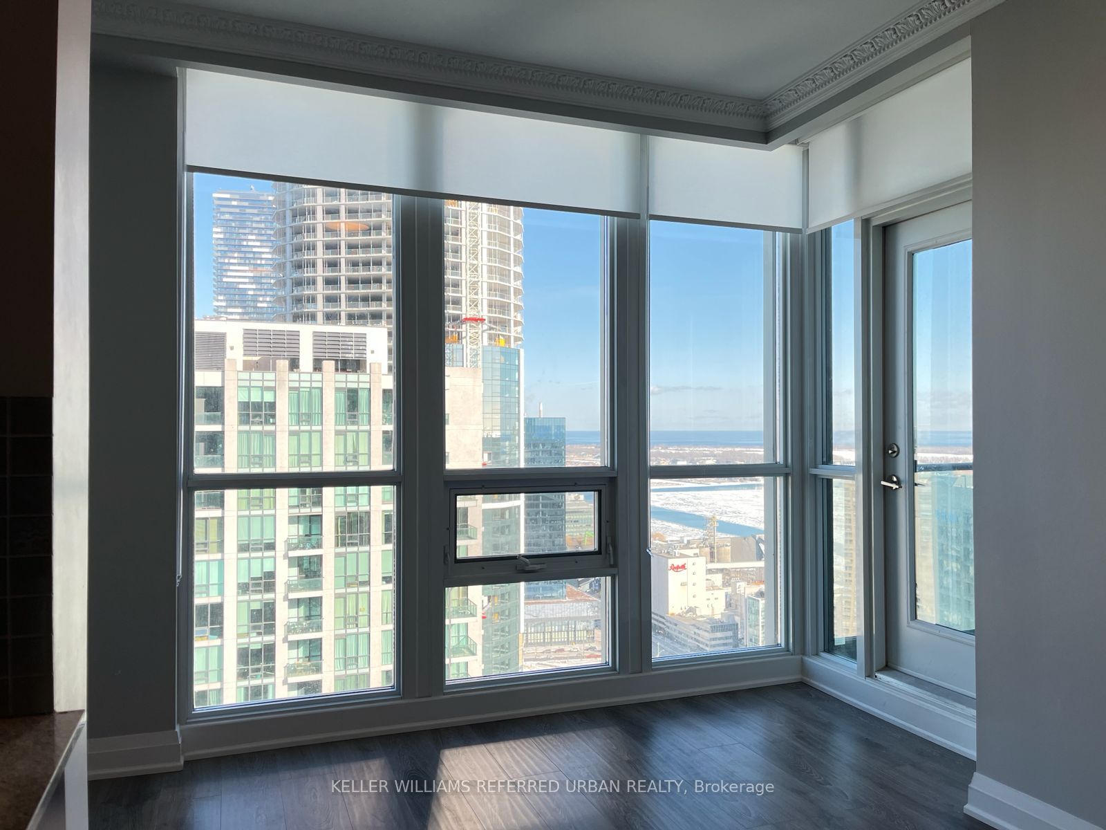 16 Harbour Street 3906, Toronto, ON M5J 2Z7 photo 3