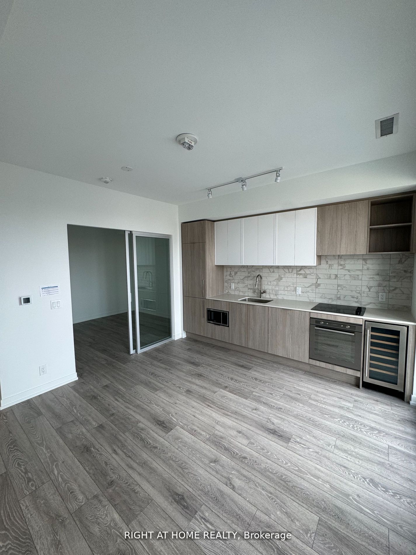 2020 Bathurst Street 1512, Toronto, ON M5P 0A6 photo 2
