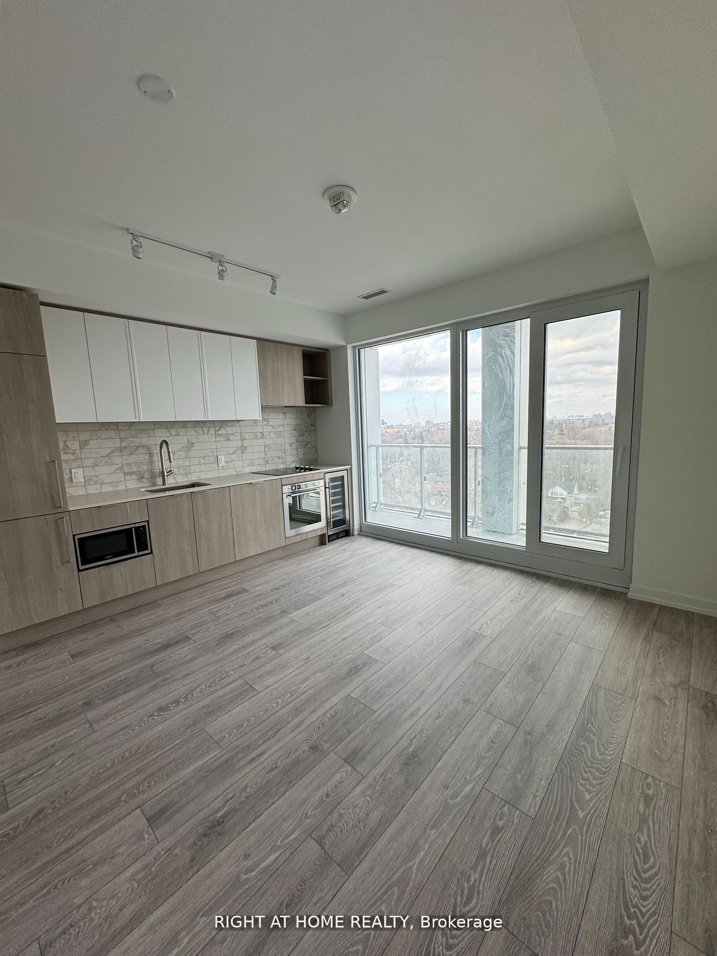 2020 Bathurst Street 1512, Toronto, ON M5P 0A6 photo 3