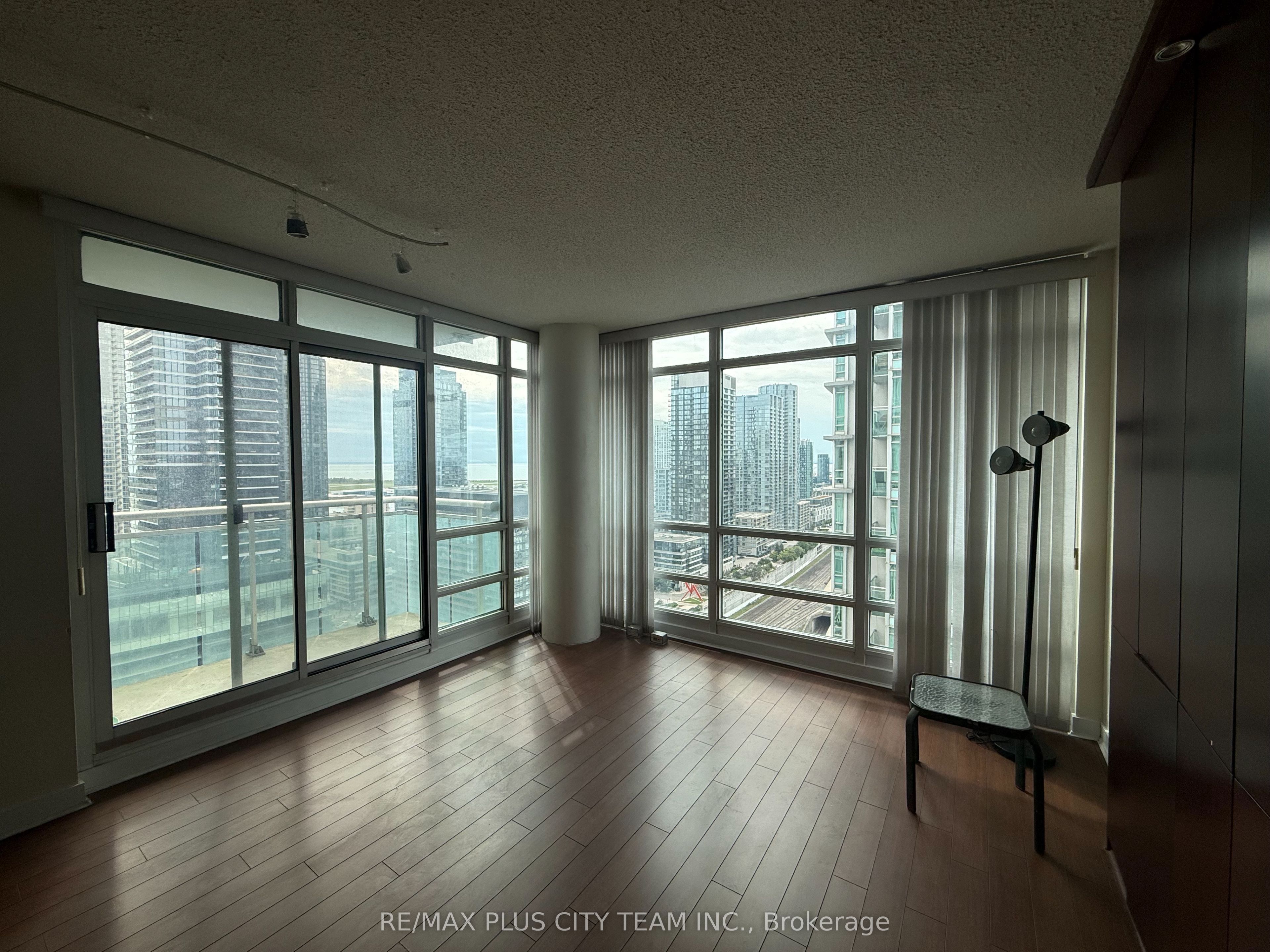 381 Front Street W 3011, Toronto, ON M5V 3R8 photo 2