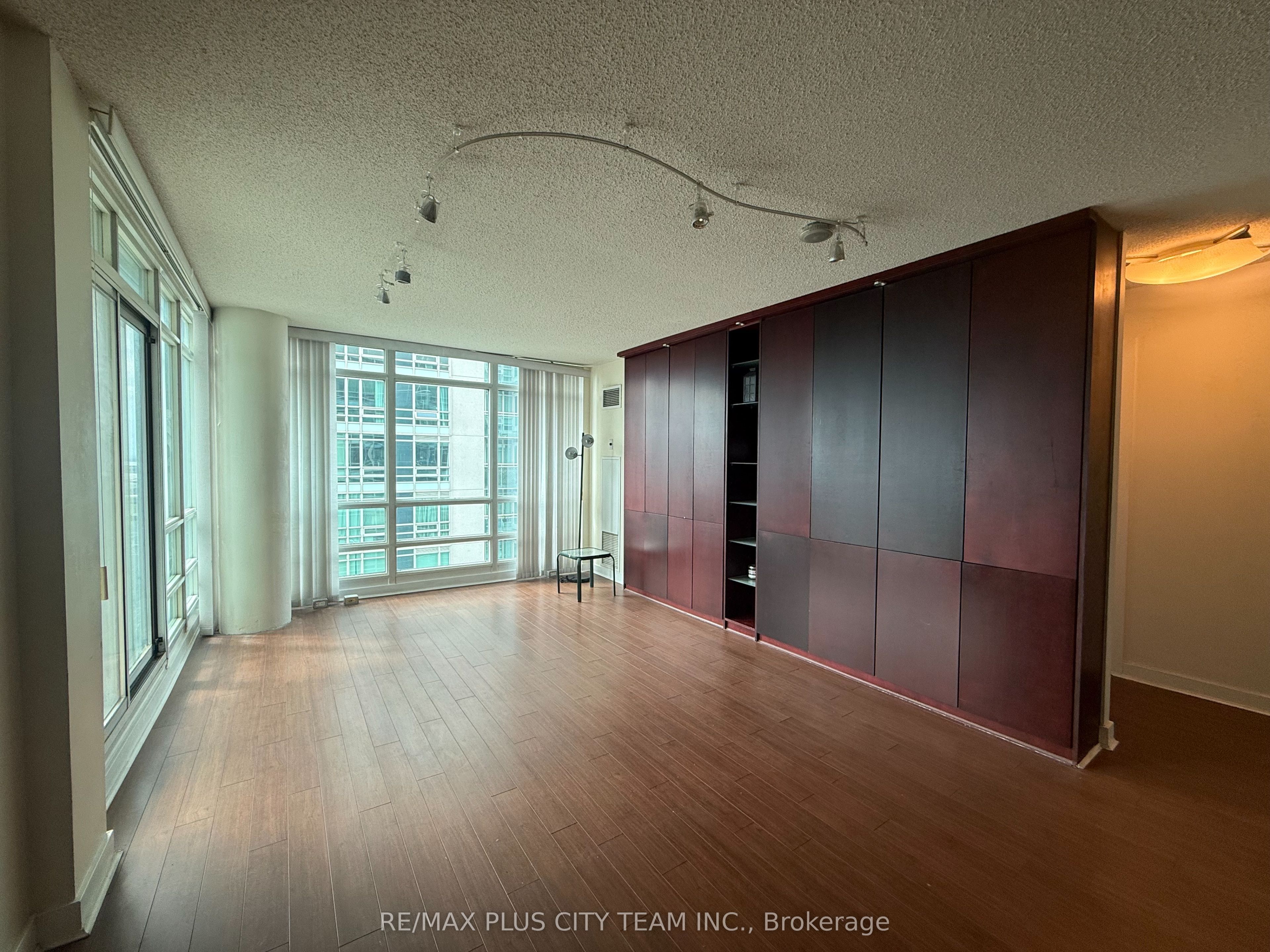 381 Front Street W 3011, Toronto, ON M5V 3R8 photo 3