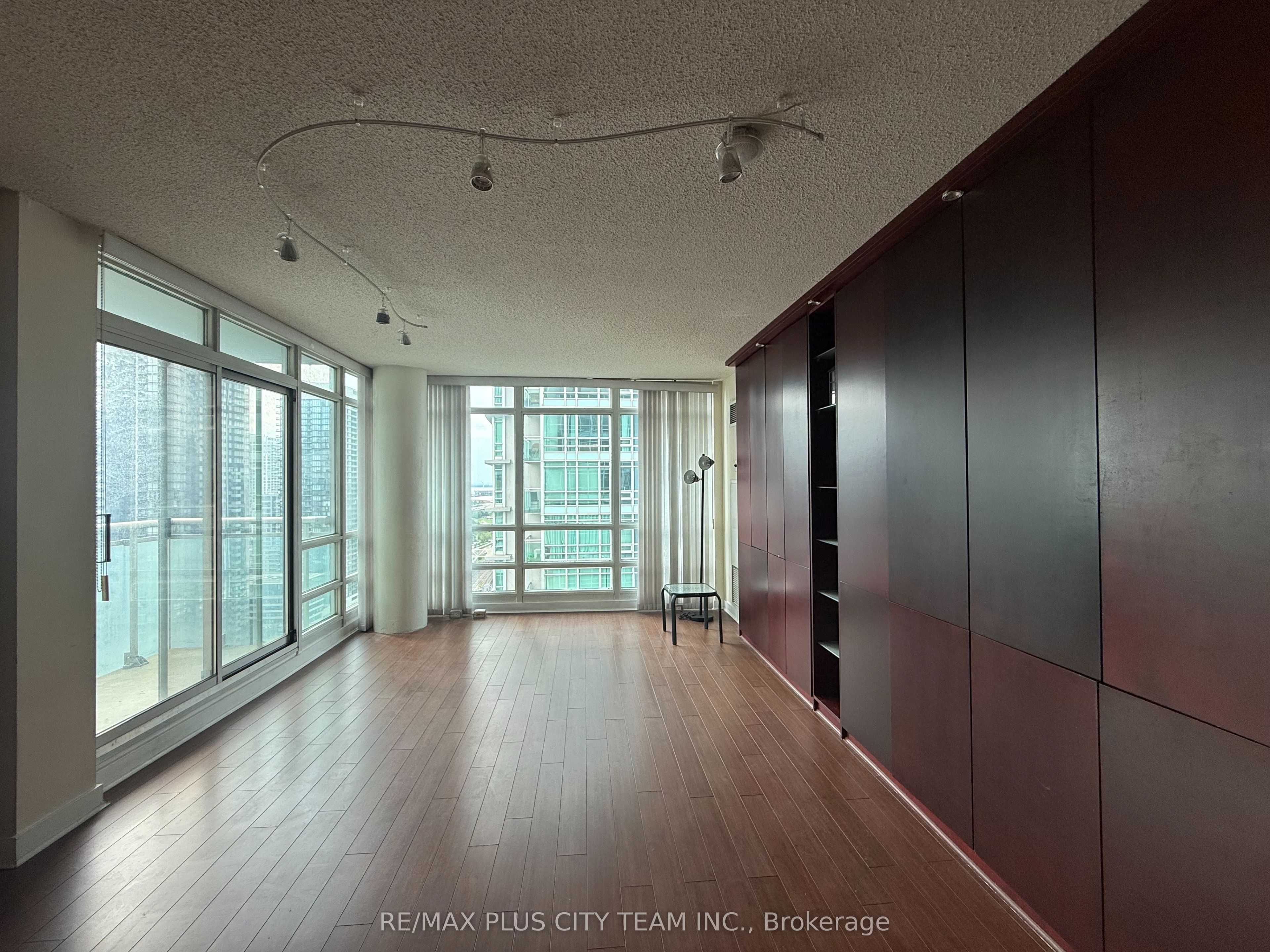 381 Front Street W 3011, Toronto, ON M5V 3R8 photo 5
