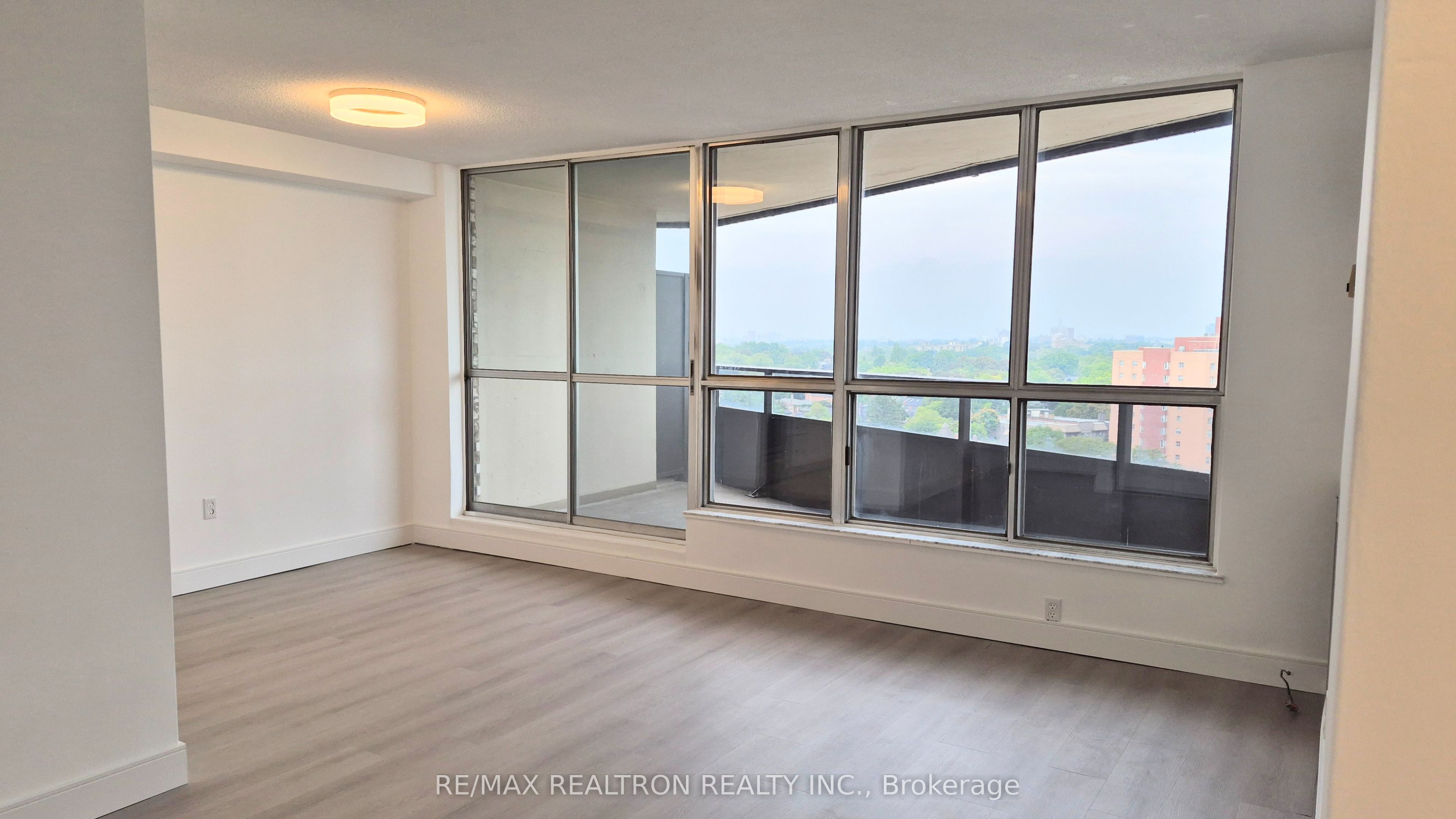 21 Vaughan Road 1407, Toronto, ON M6G 2N2 photo 4