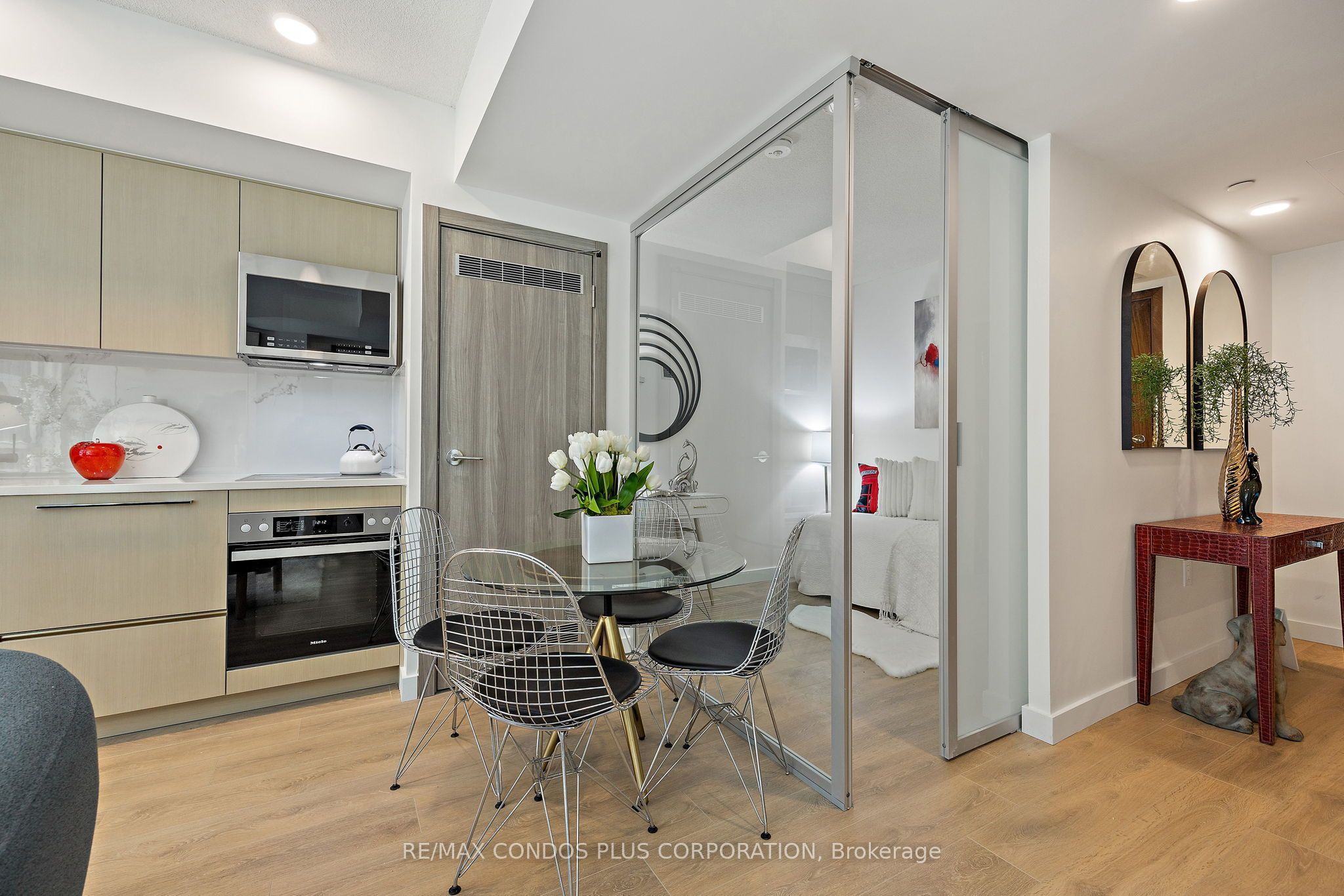 38 Widmer Street 810, Toronto, ON M5V 0P7 photo 3