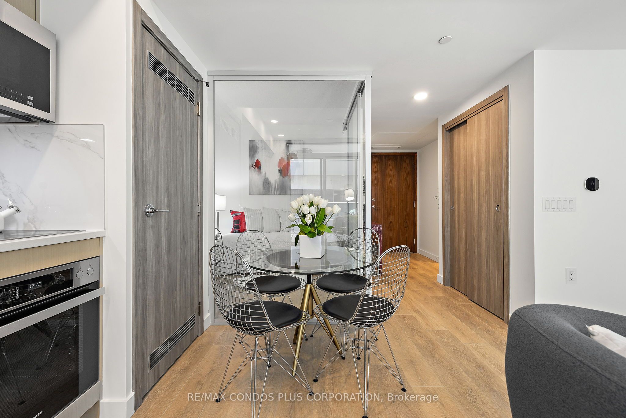38 Widmer Street 810, Toronto, ON M5V 0P7 photo 4