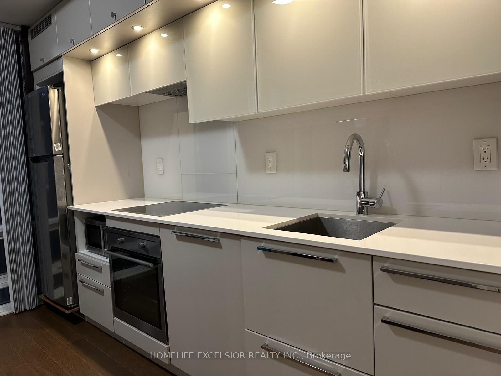 15 Grenville Street 904, Toronto, ON M4Y 1A1 photo 2