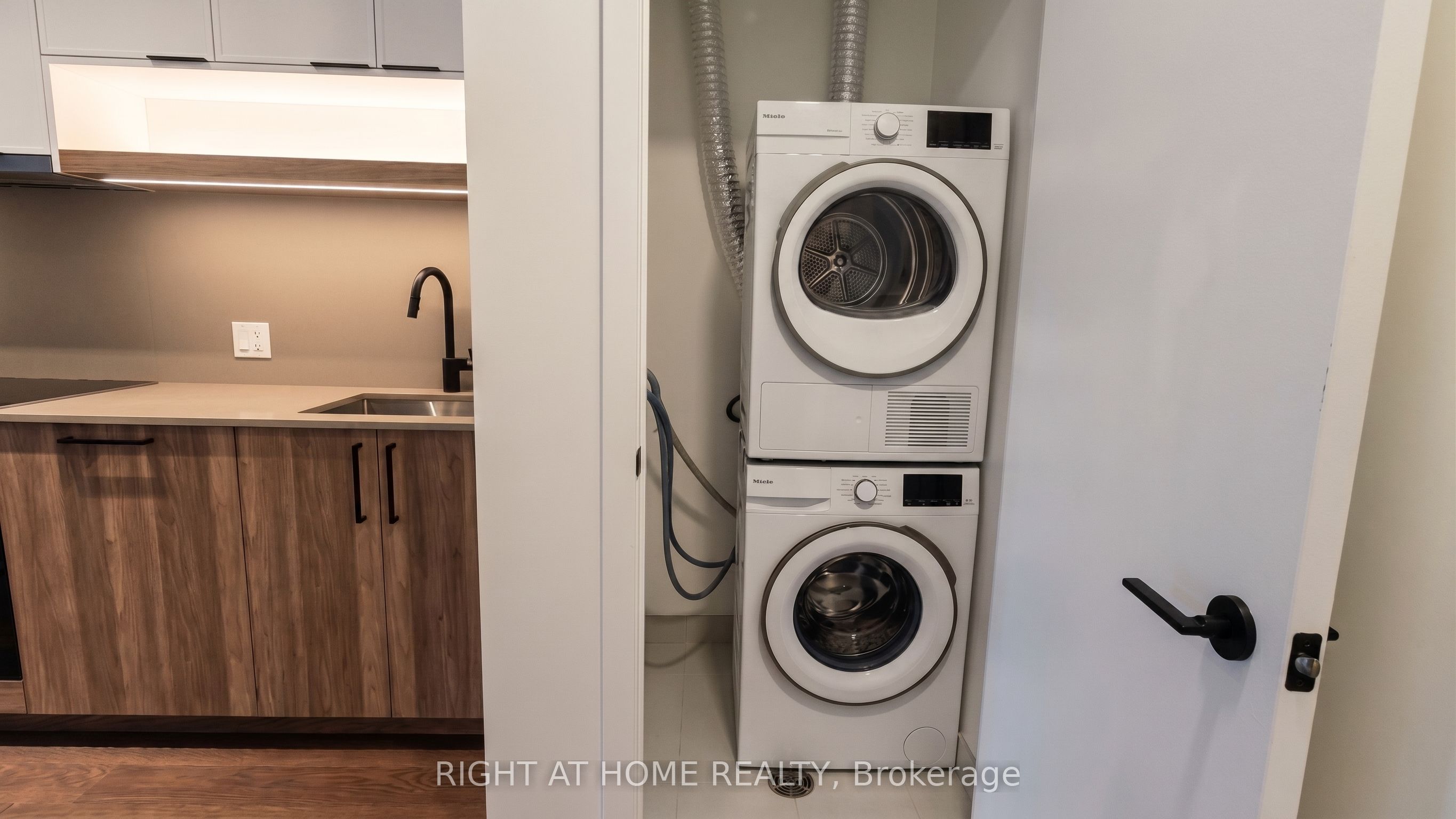 91 Montclair Avenue 203, Toronto, ON M5P 0B1 photo 4