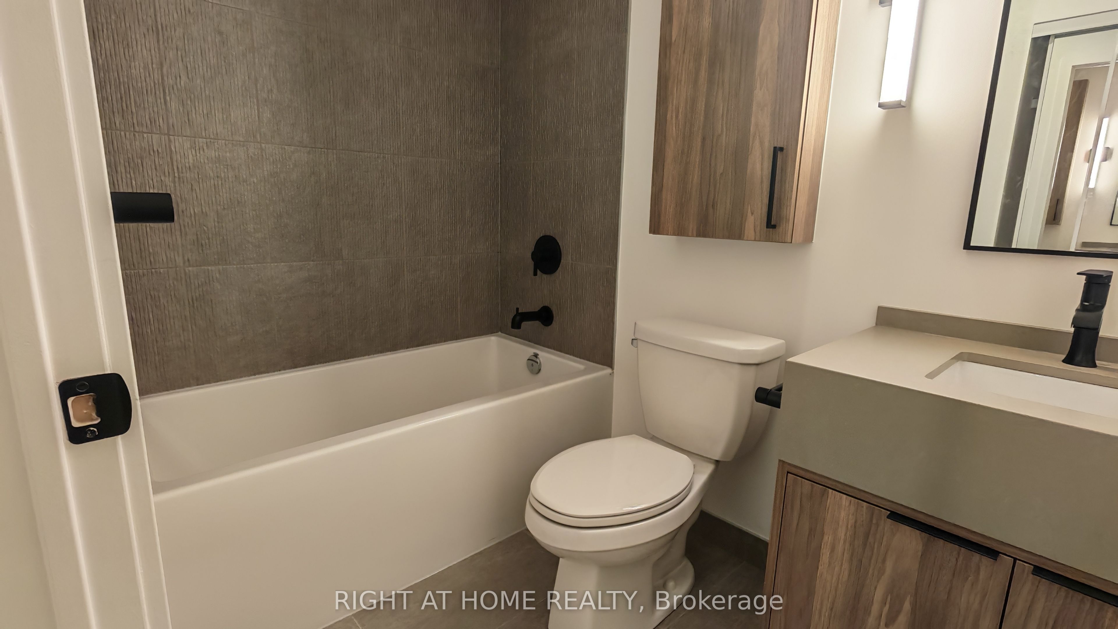 91 Montclair Avenue 203, Toronto, ON M5P 0B1 photo 5