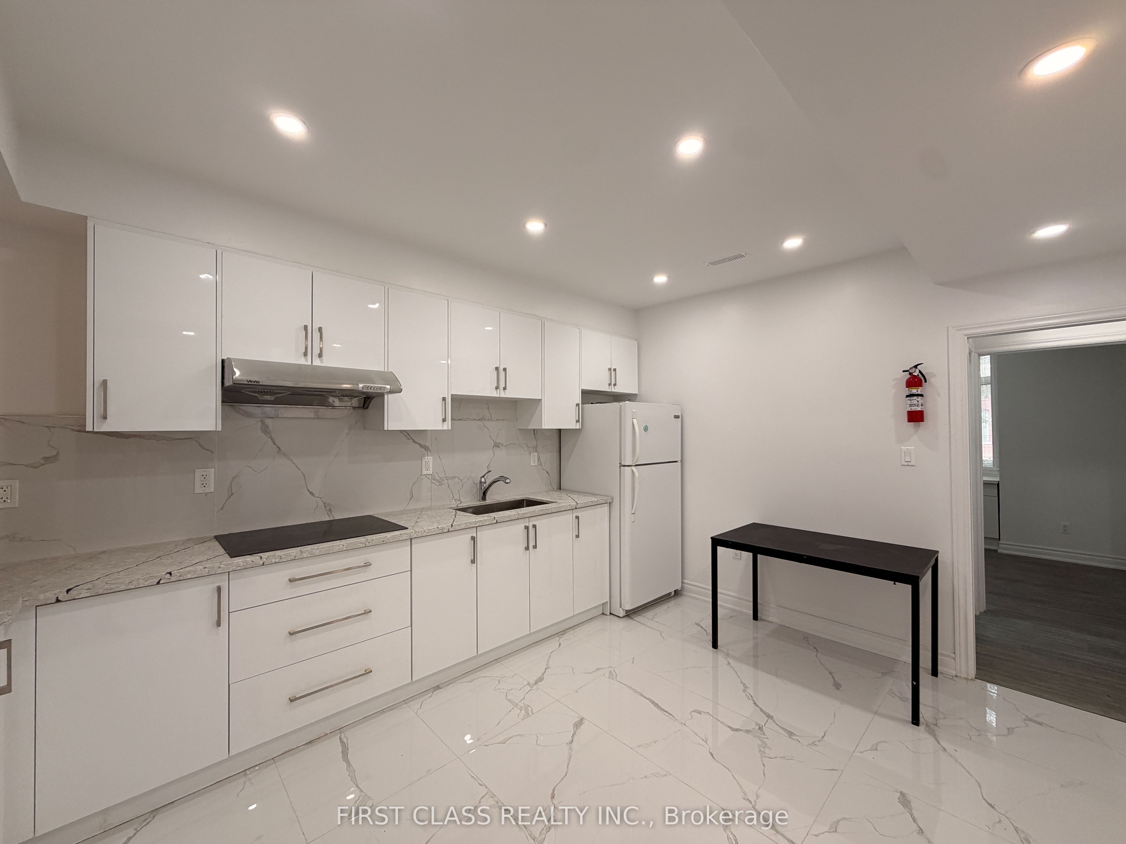 55 Huron Street, Toronto, ON M5T 2A6 photo 4