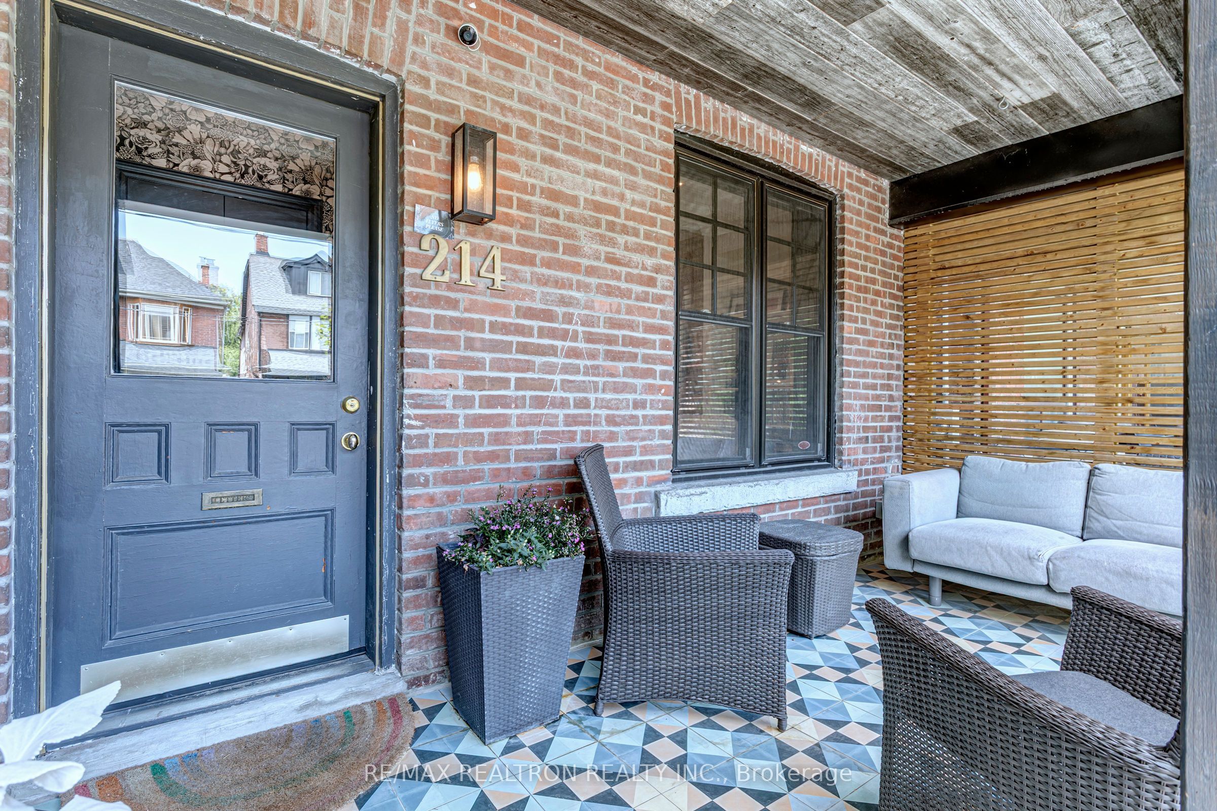 214 Grace Street, Toronto, ON M6G 3A6 photo 2