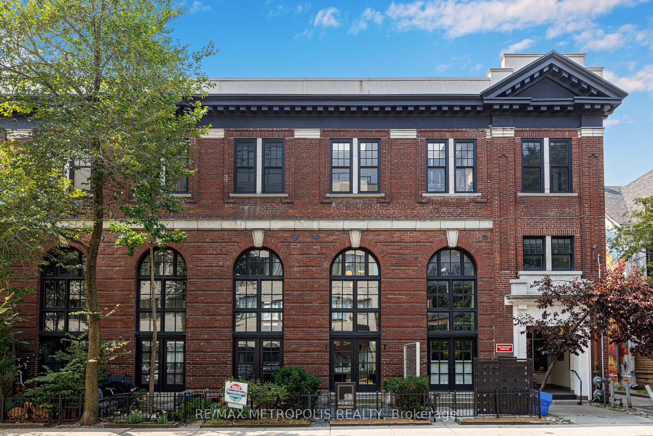 394 Euclid Avenue 102, Toronto, ON M6G 2S9