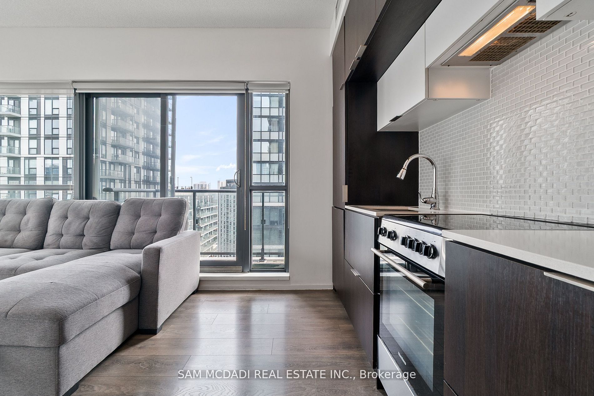 159 Dundas Street E 1906, Toronto, ON M5B 1E4 photo 2