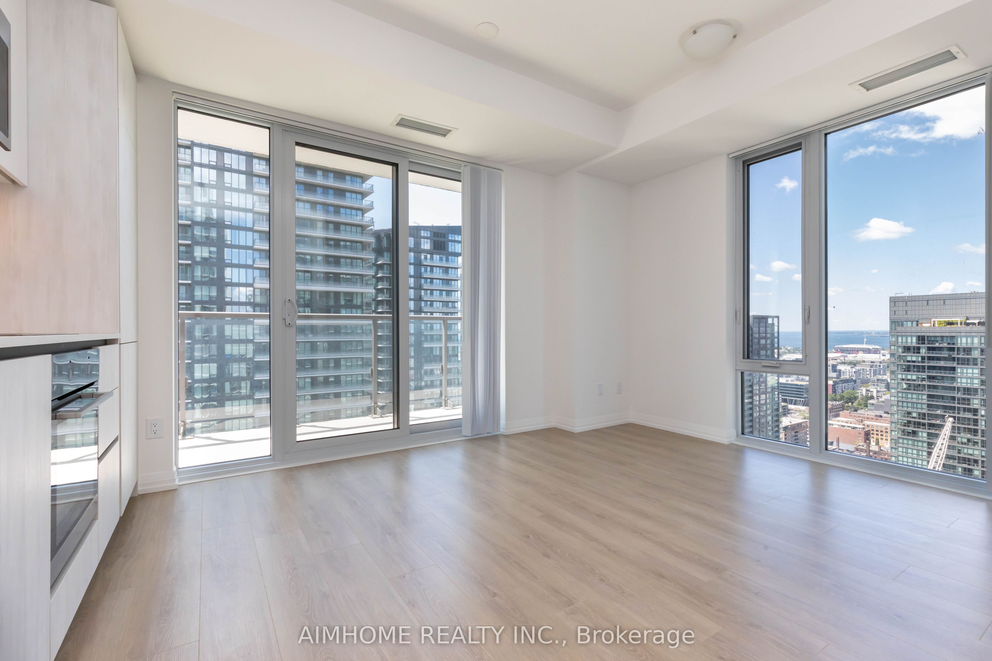 8 Widmer Street 4012, Toronto, ON M5V 2E7 photo 2