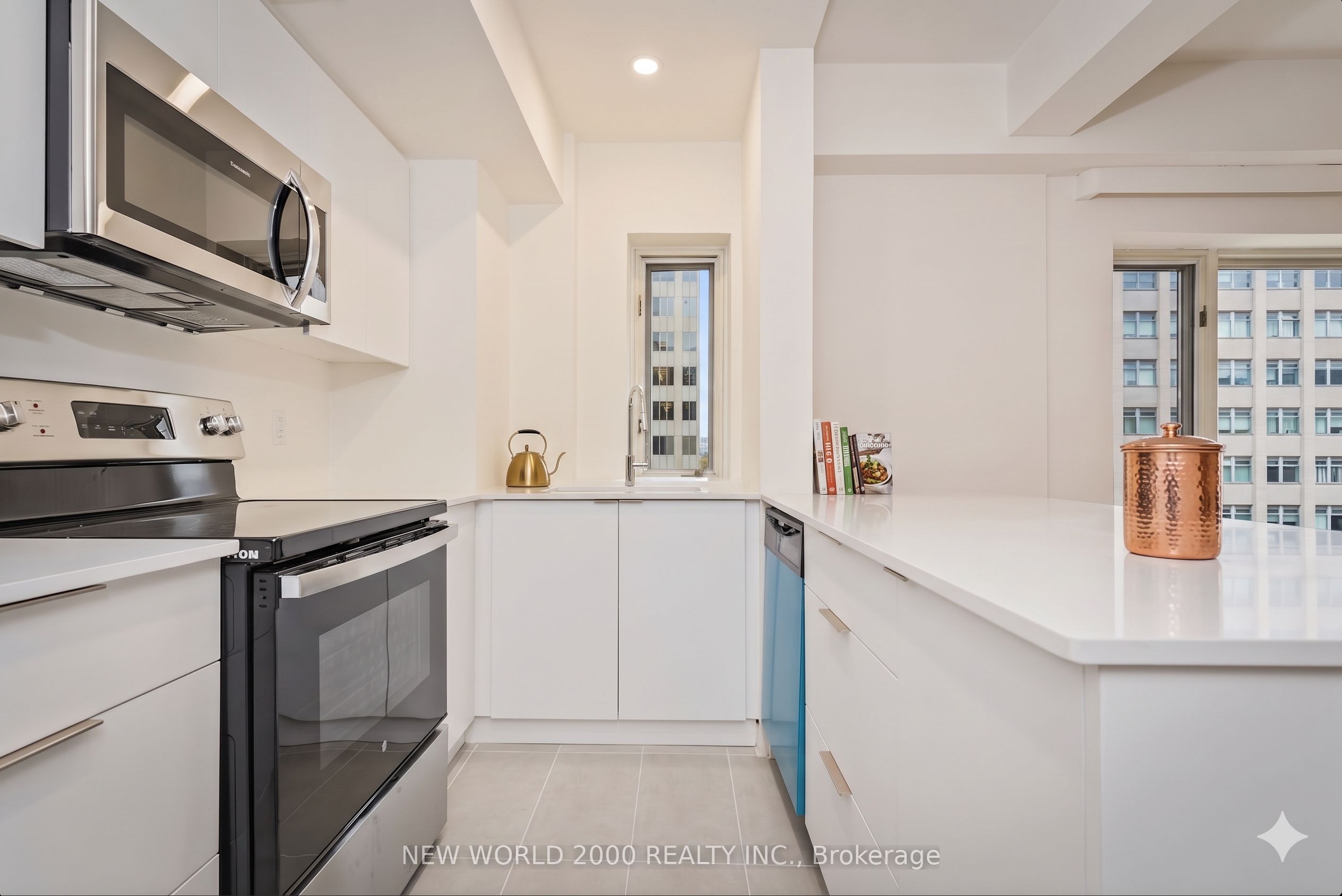 110 St Clair Avenue W 206, Toronto, ON M4V 1N4 photo 2