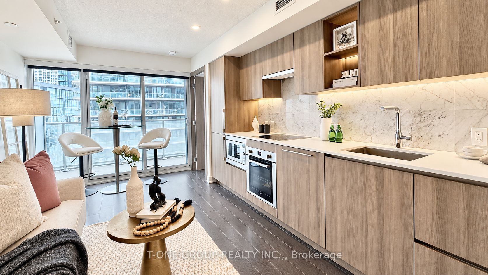 19 Bathurst Street 1502, Toronto, ON M5V 0N2 photo 3