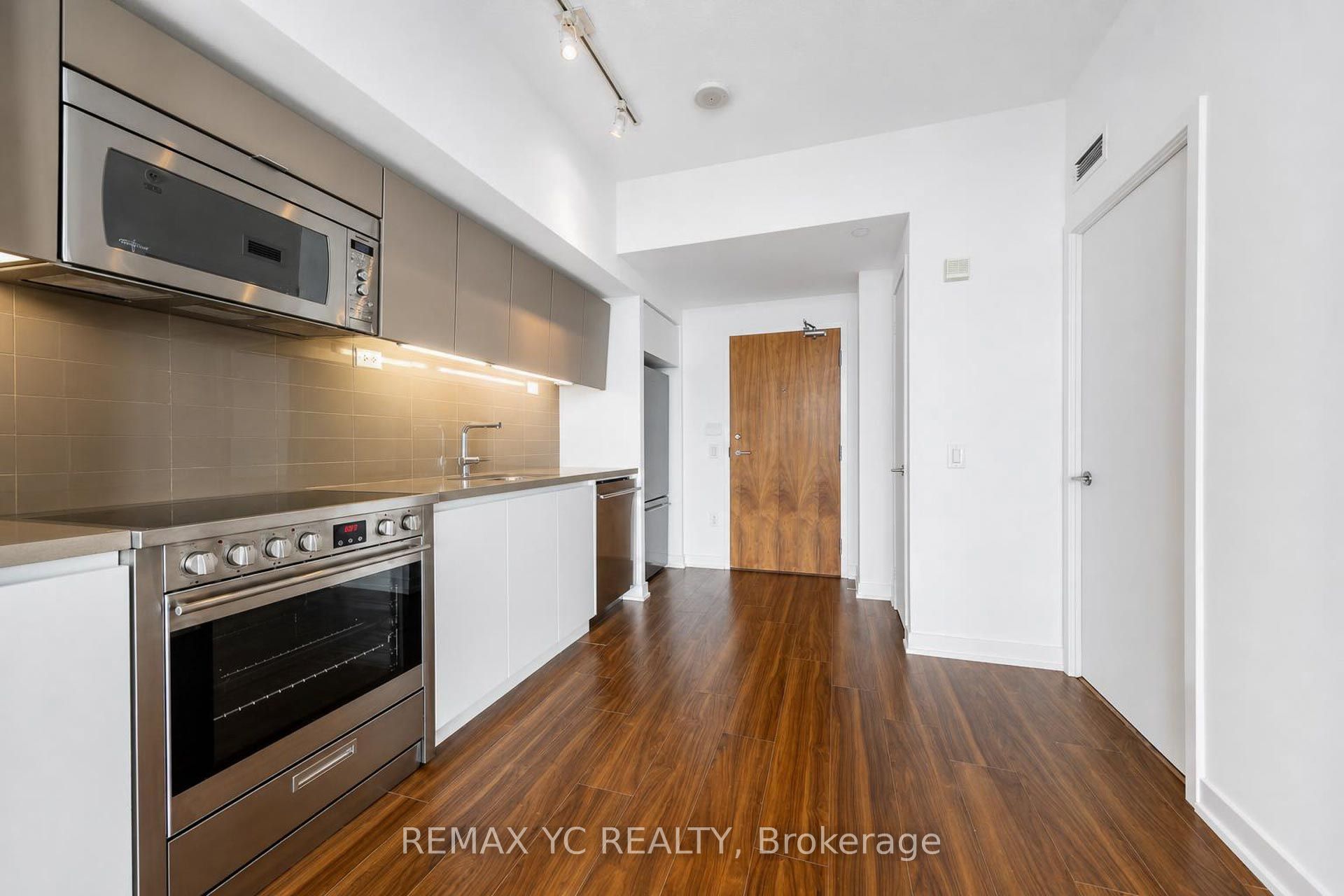 75 Queens Wharf Road 4611, Toronto, ON M5V 0J8 photo 3