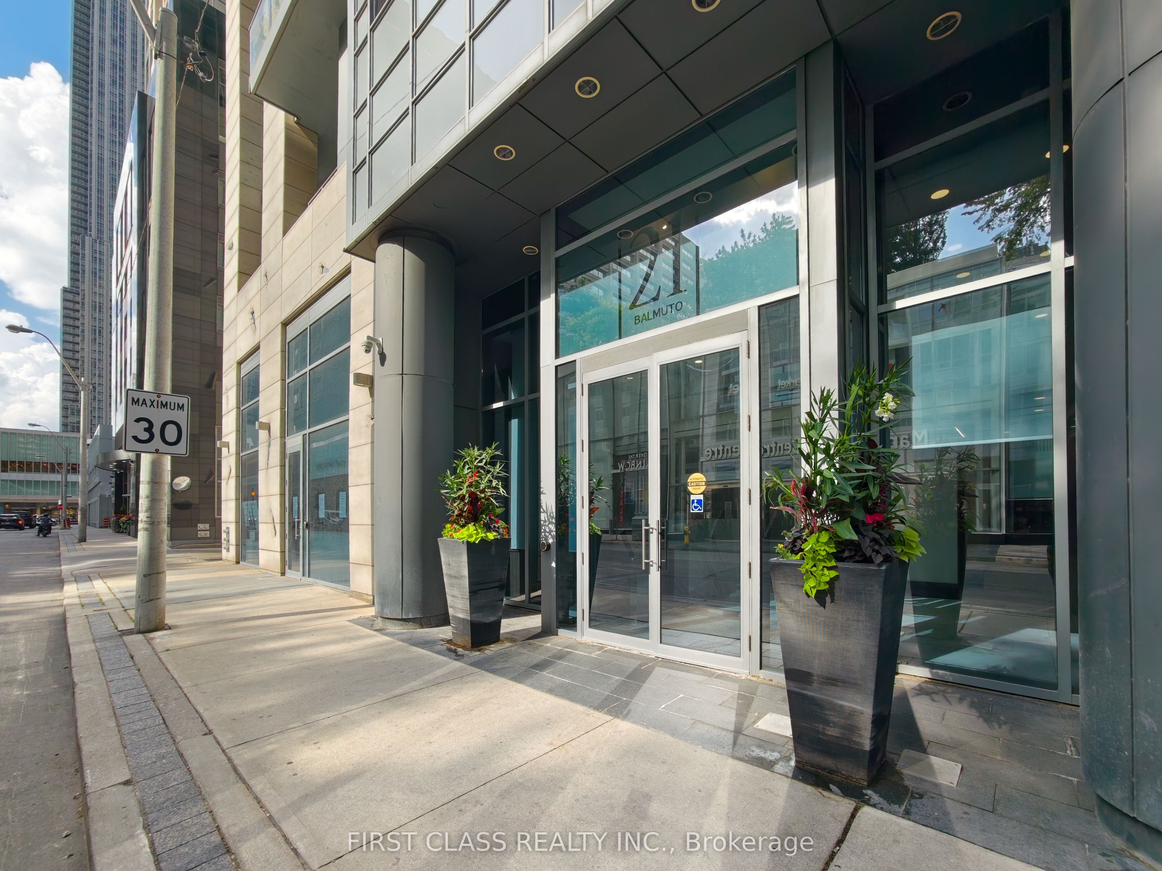 21 Balmuto Street 2501, Toronto, ON M4Y 1W4 photo 2