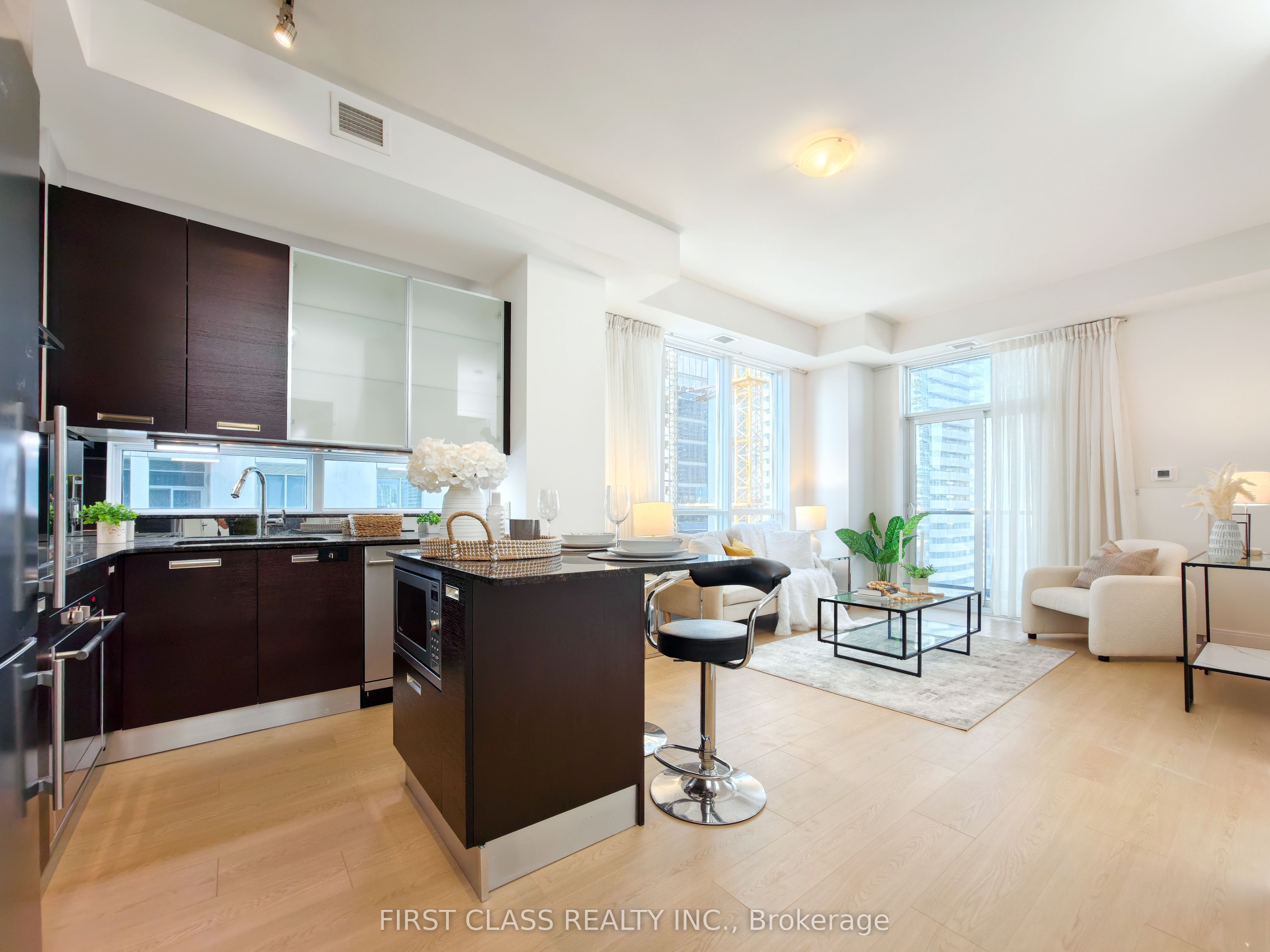 21 Balmuto Street 2501, Toronto, ON M4Y 1W4 photo 5