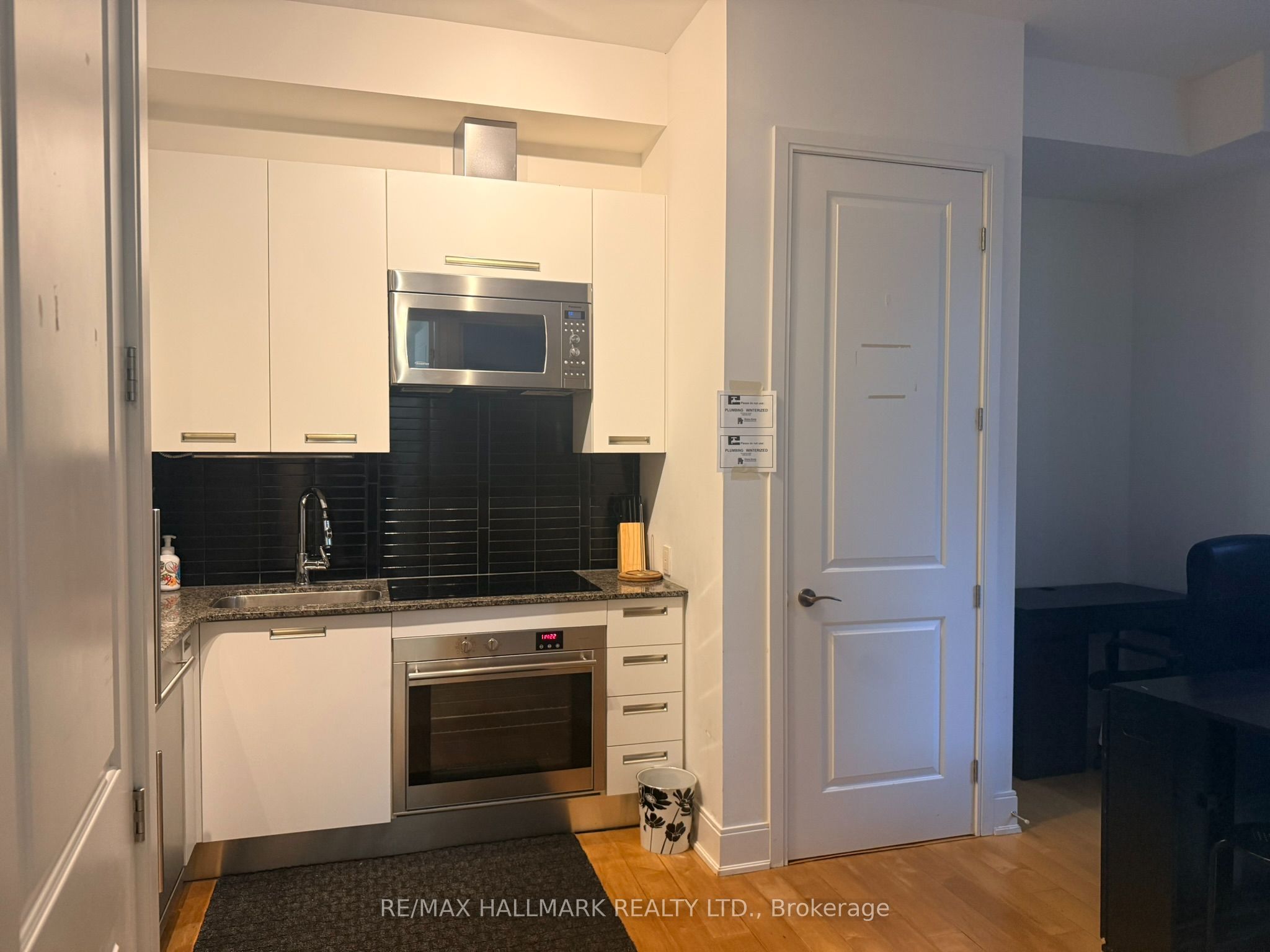 21 Balmuto Street 803, Toronto, ON M4Y 1W4 photo 2