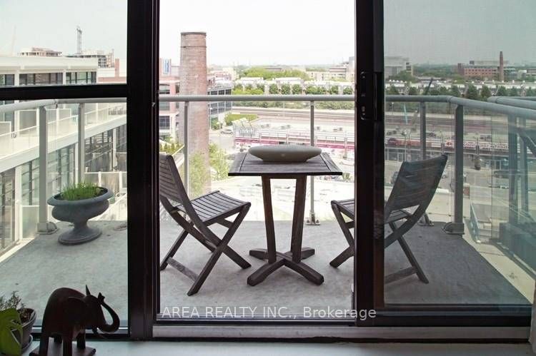43 Hanna Avenue 403, Toronto, ON M6K 1X1 photo 3