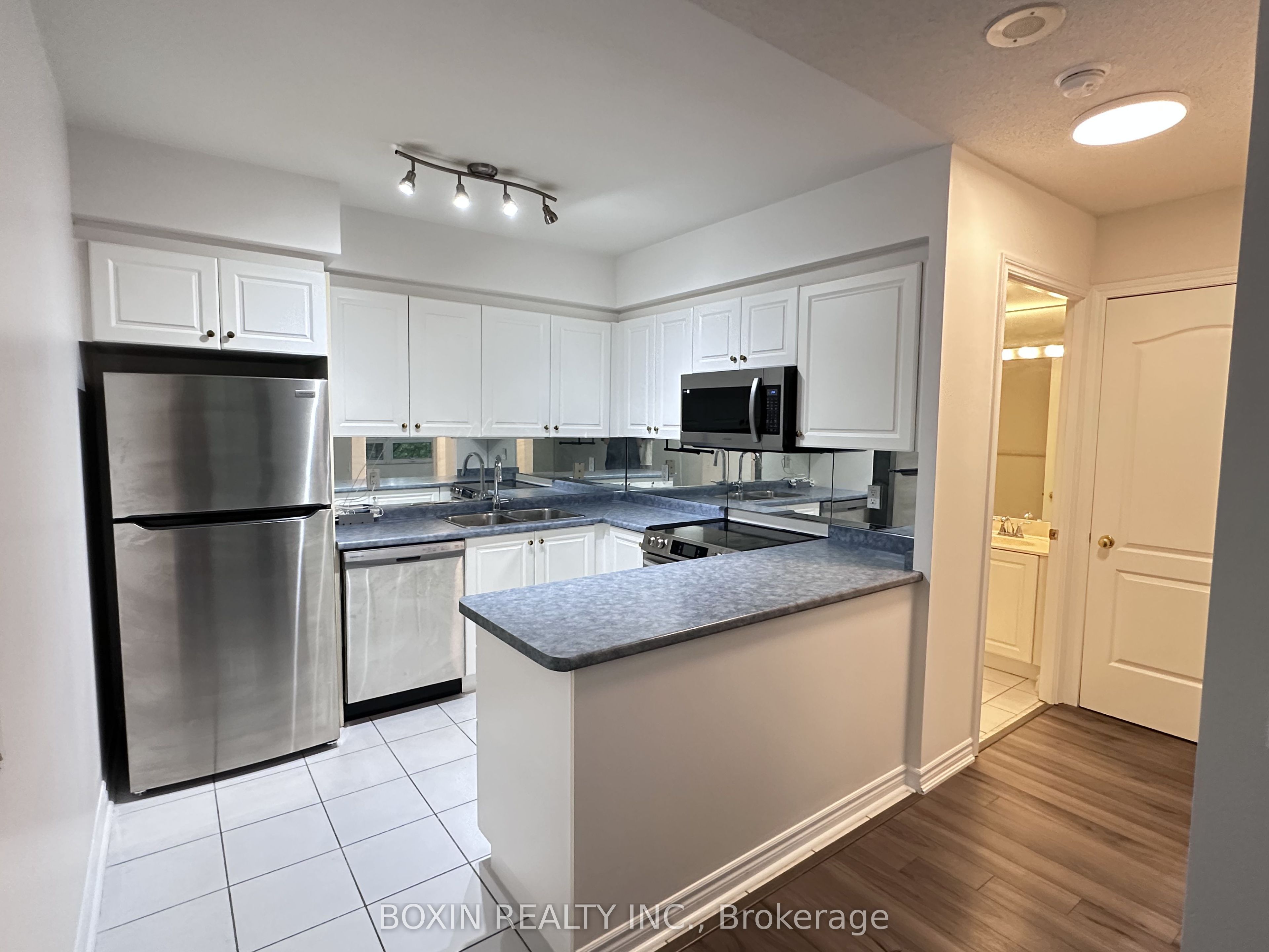 18 William Carson Crescent 201, Toronto, ON M2P 2G6 photo 4