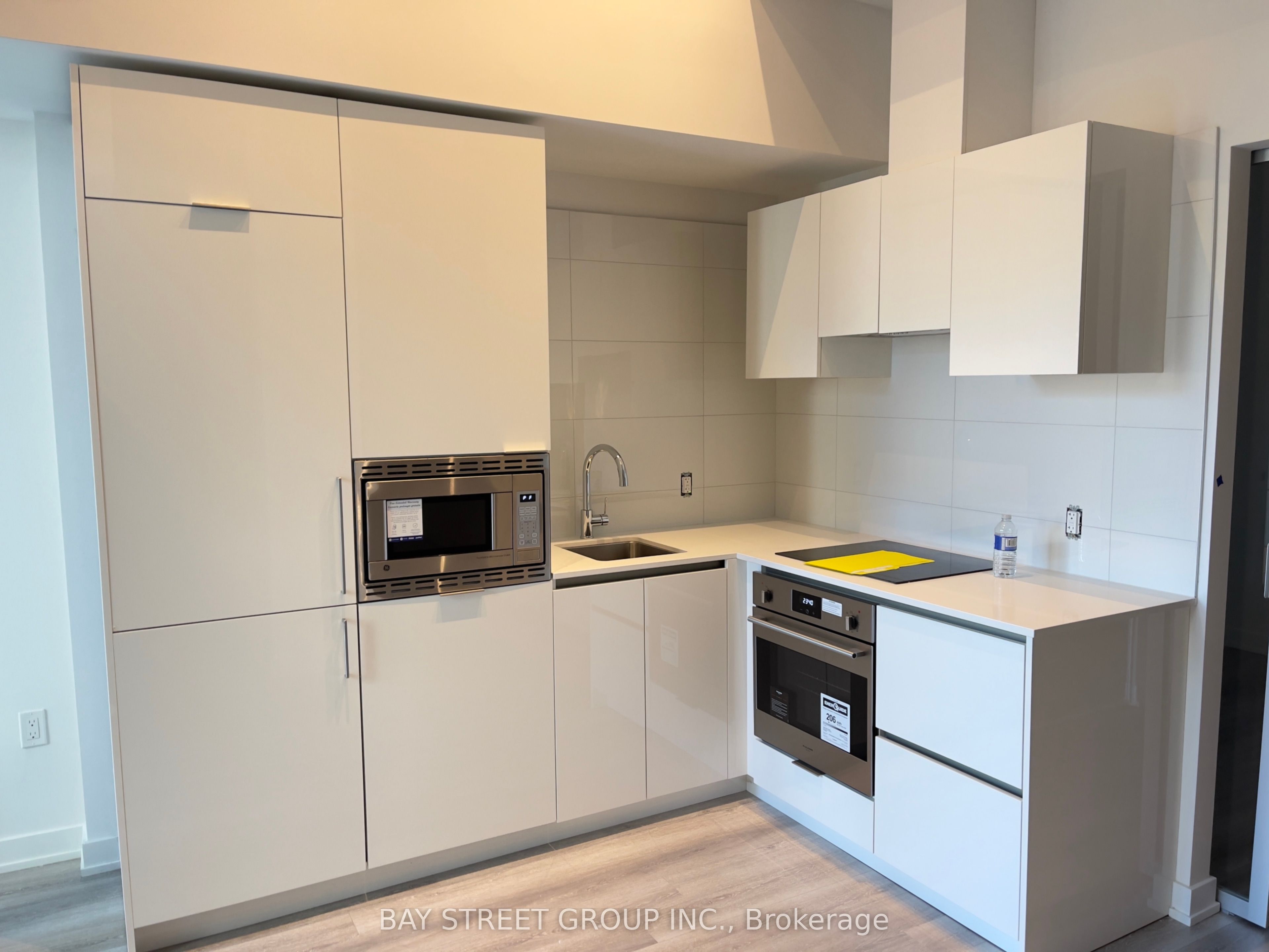 121 St Patrick Street 1116, Toronto, ON M5T 3C1 photo 2