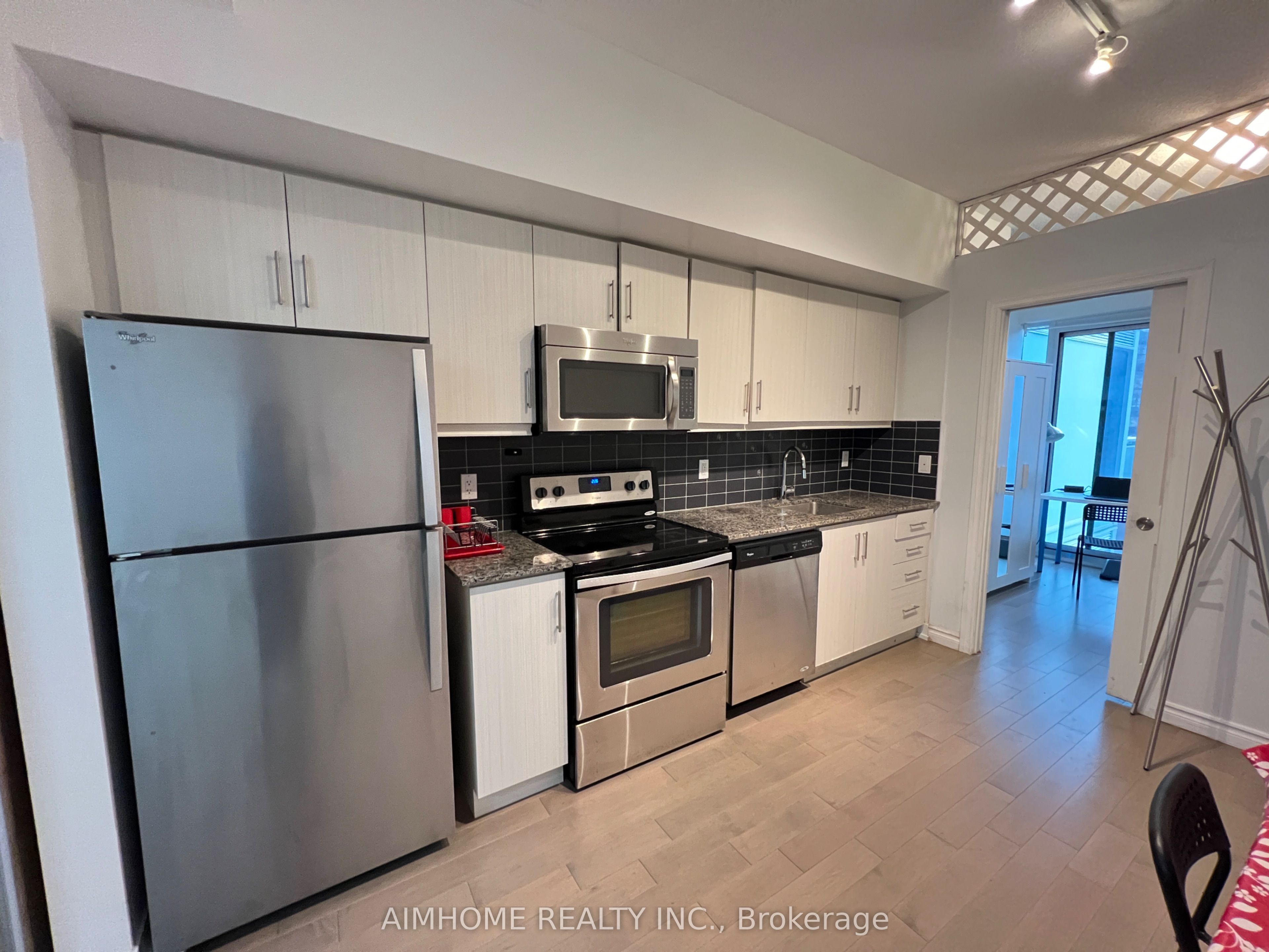 10 Willison Square 608, Toronto, ON M5T 0A8 photo 3