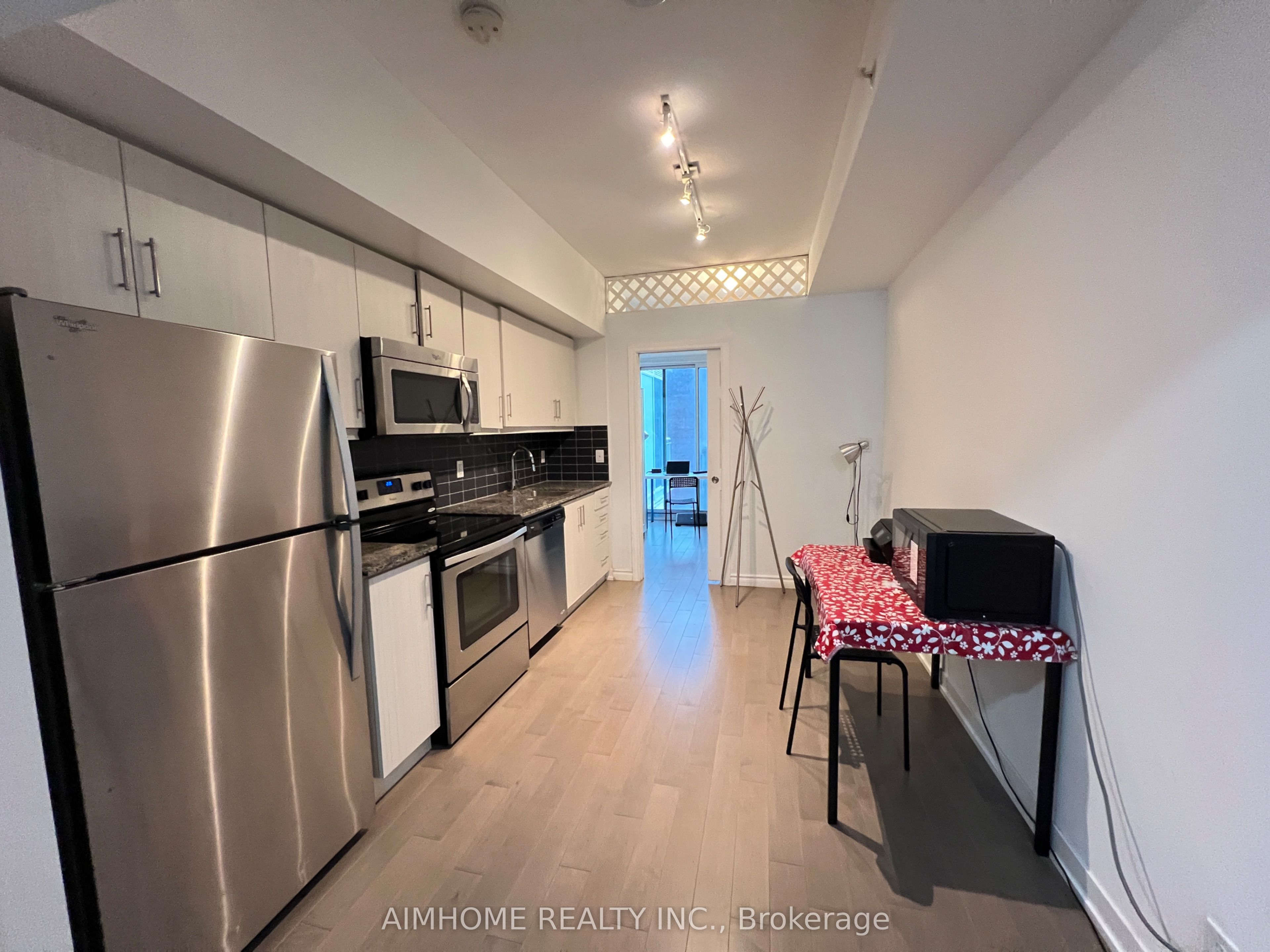 10 Willison Square 608, Toronto, ON M5T 0A8 photo 4