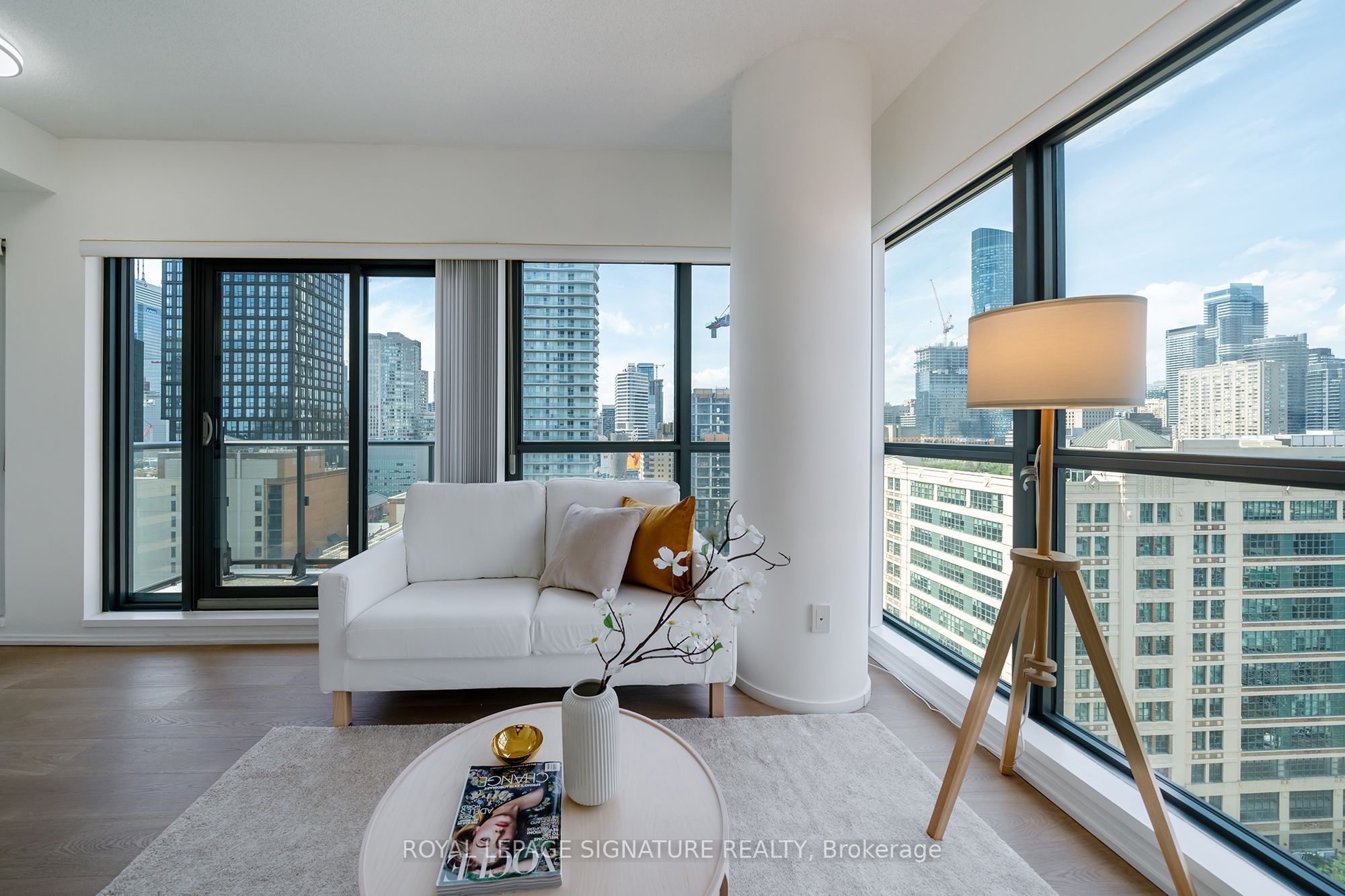 159 Dundas Street E 1809, Toronto, ON M5B 1E4 photo 2