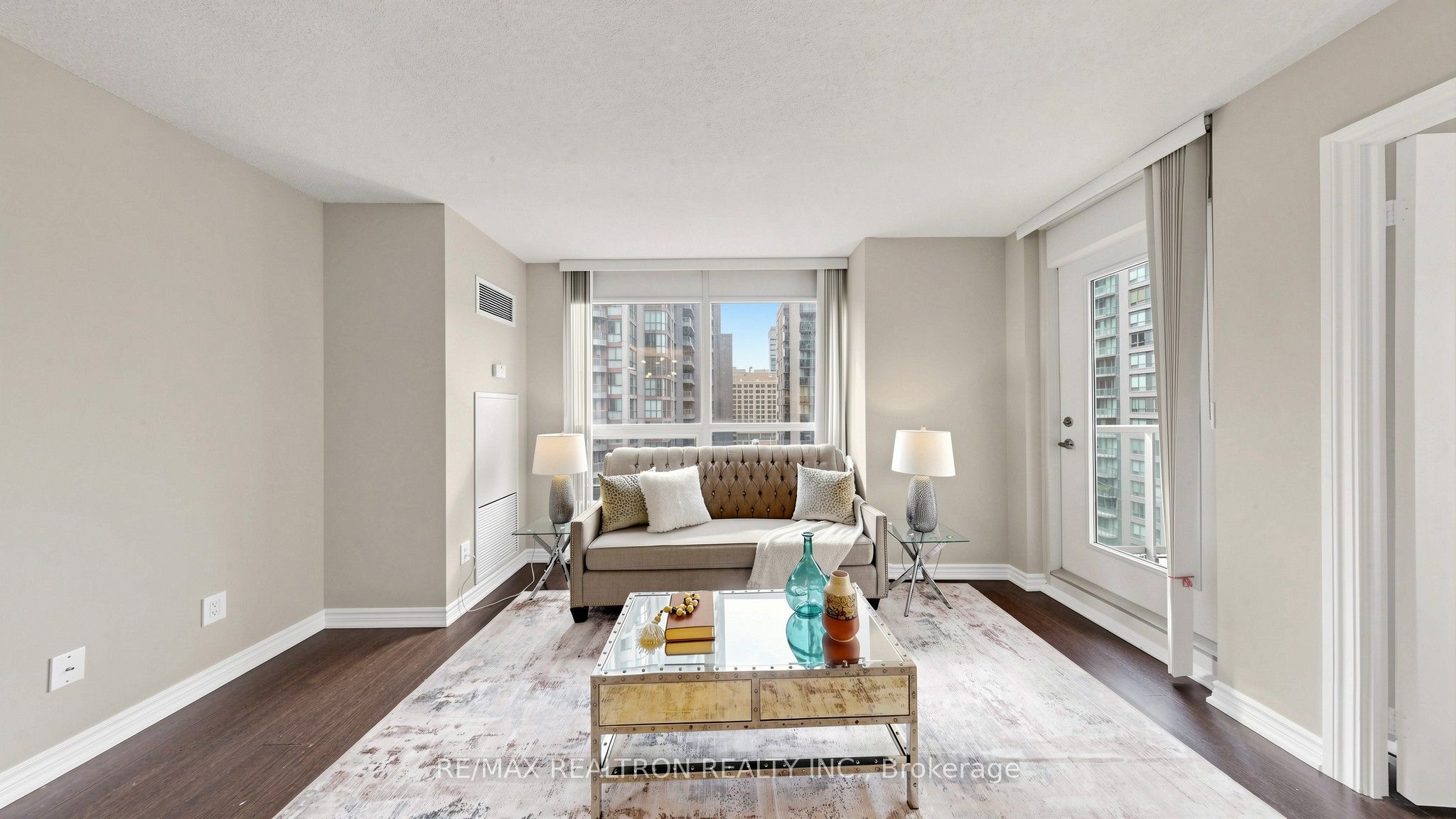 761 Bay Street 1212, Toronto, ON M5G 2R2 photo 2