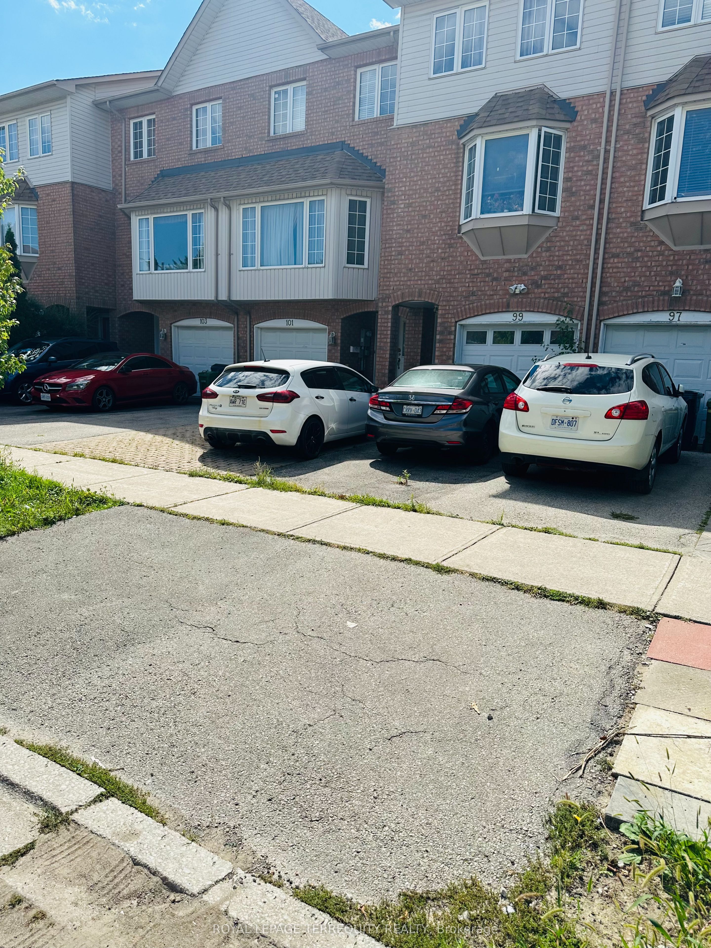 99 Sufi Crescent, Toronto, ON M4A 2X2 photo 2
