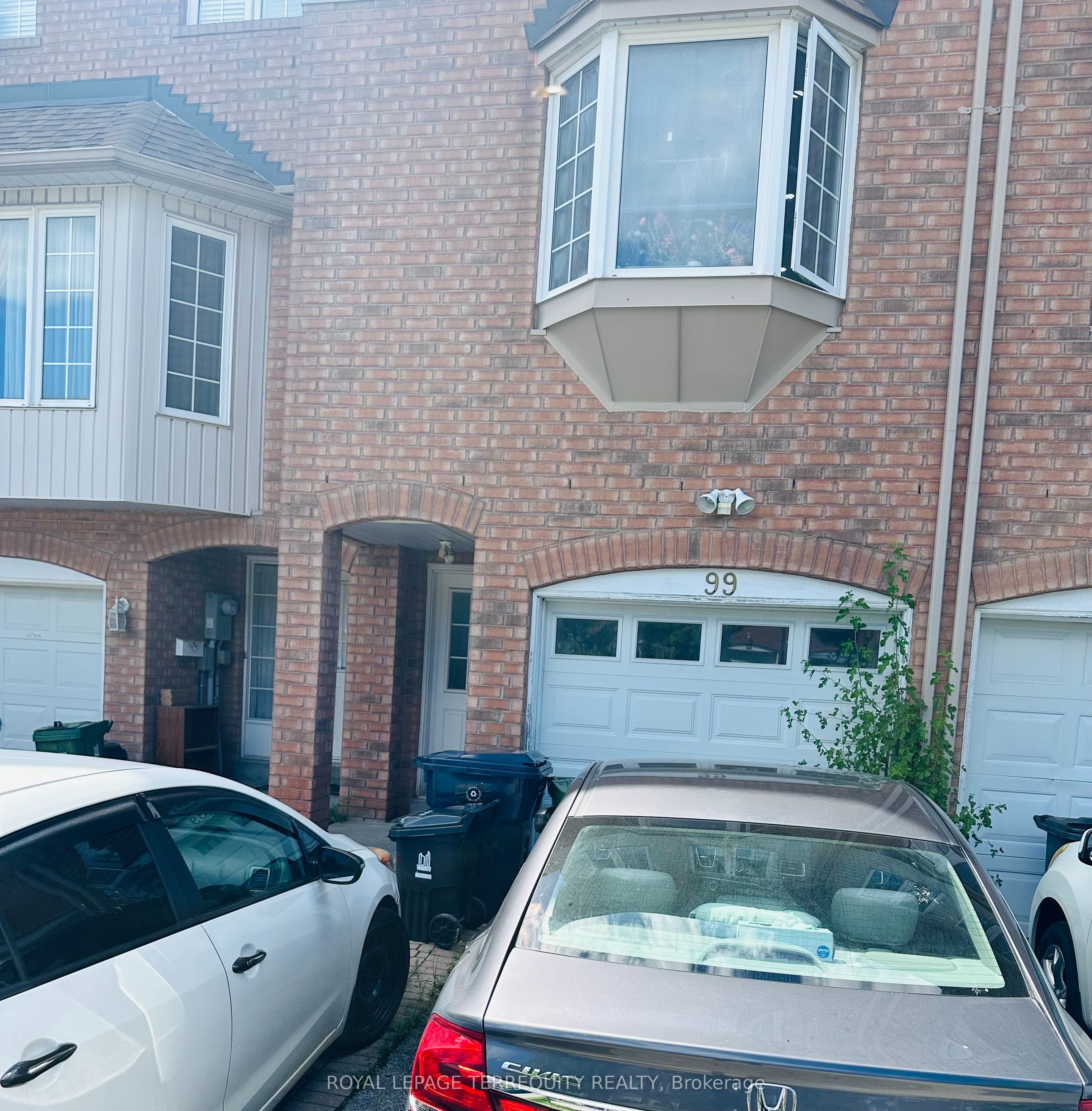 99 Sufi Crescent, Toronto, ON M4A 2X2 photo 3