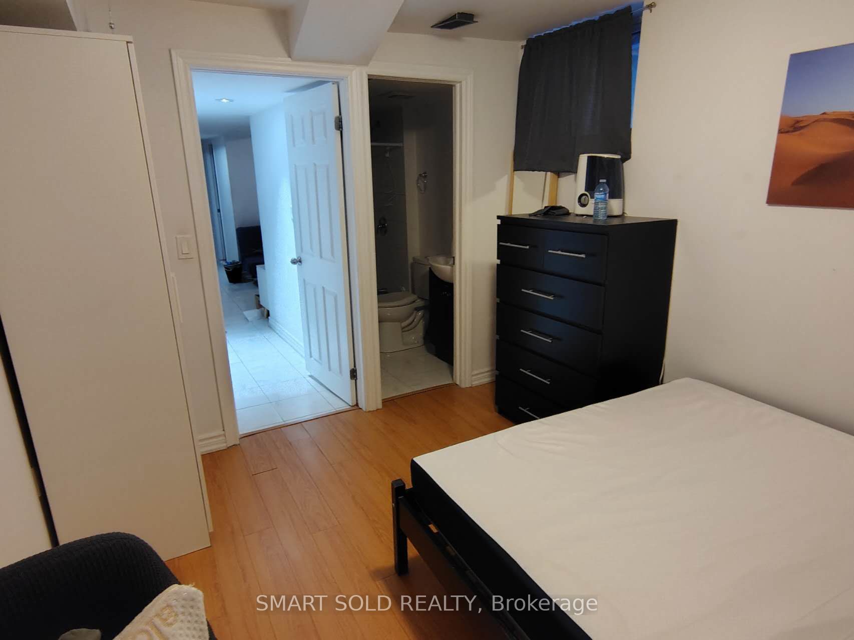 Lower 66 Bellevue Avenue, Toronto, ON M5T 2N4 photo 3