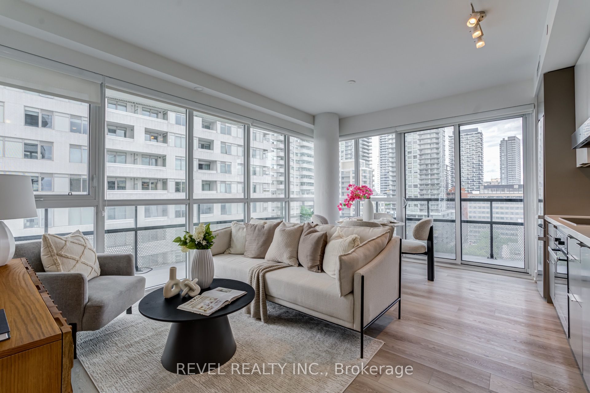 11 Lillian Street 1107, Toronto, ON M4S 2H7