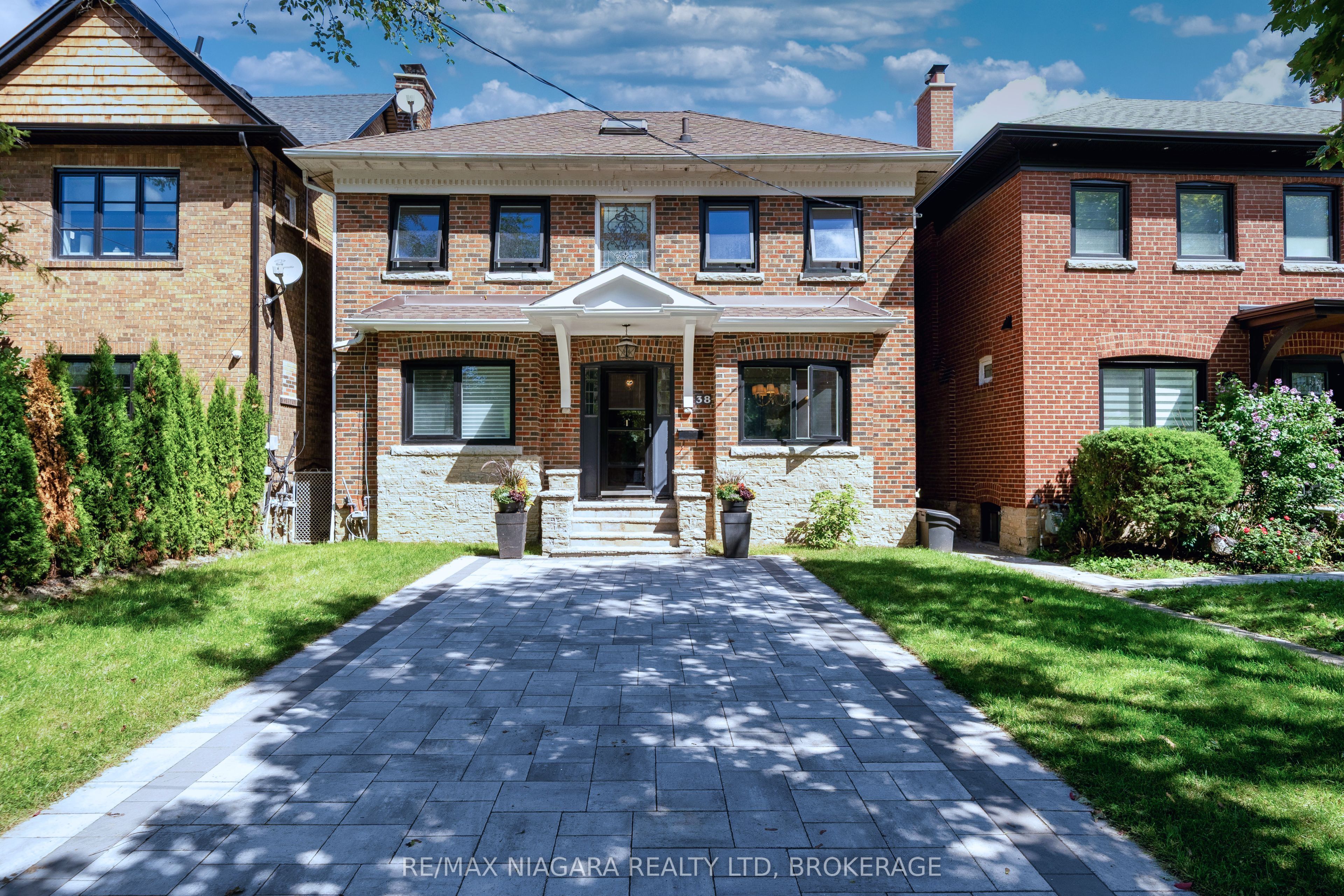 38 Yonge Boulevard, Toronto, ON M5M 3G5