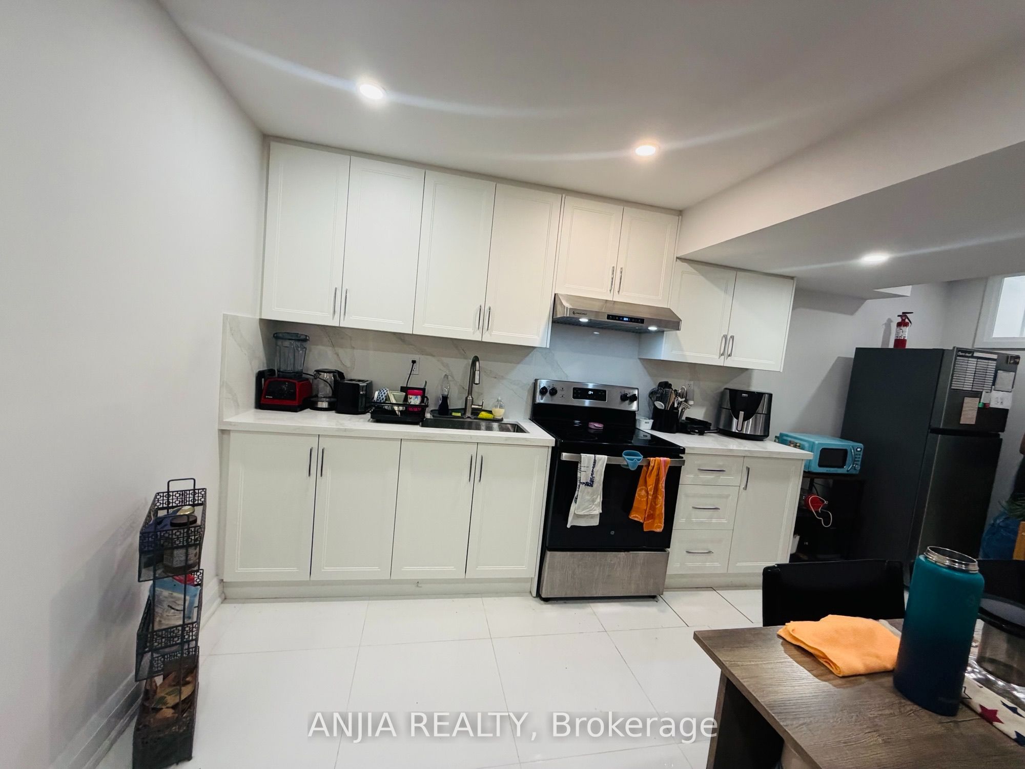 310 Hillsdale Avenue E, Toronto, ON M4S 1T8 photo 2