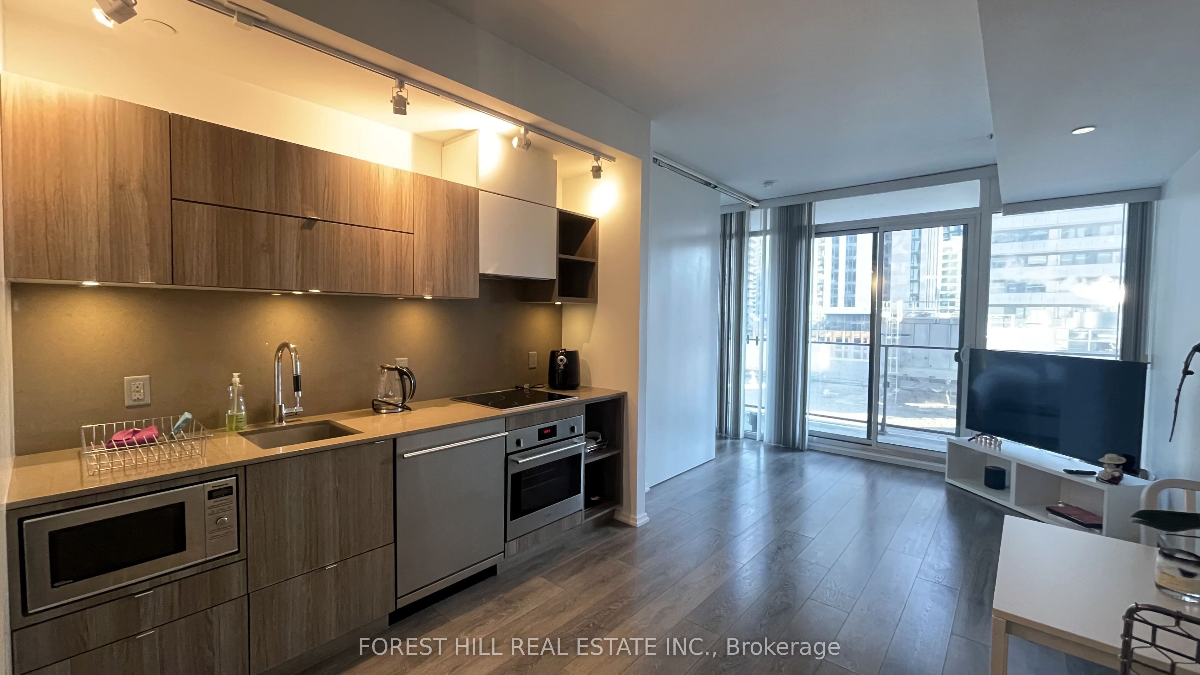 125 Peter Street 1110, Toronto, ON M5V 0M2 photo 2