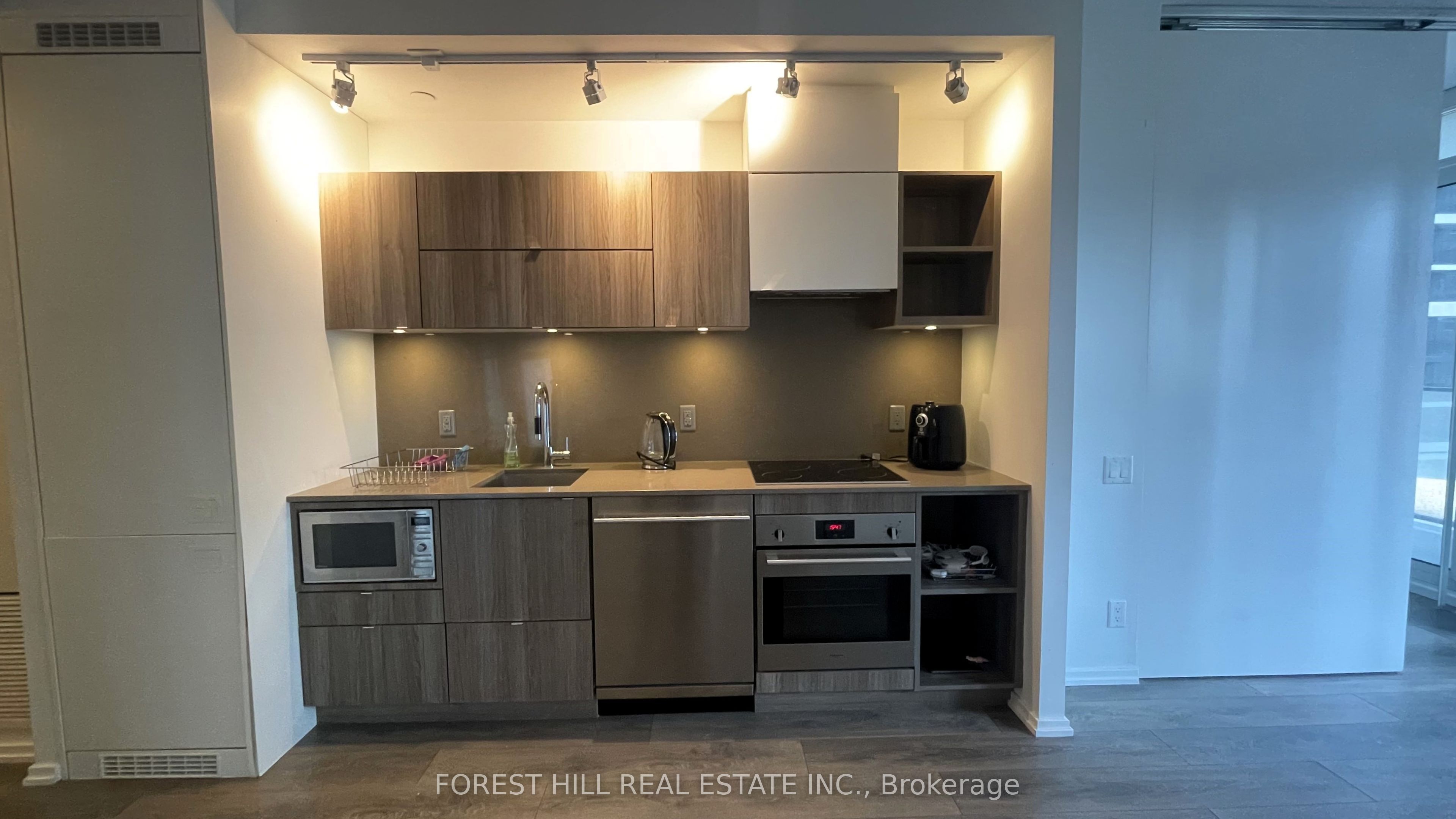 125 Peter Street 1110, Toronto, ON M5V 0M2 photo 3