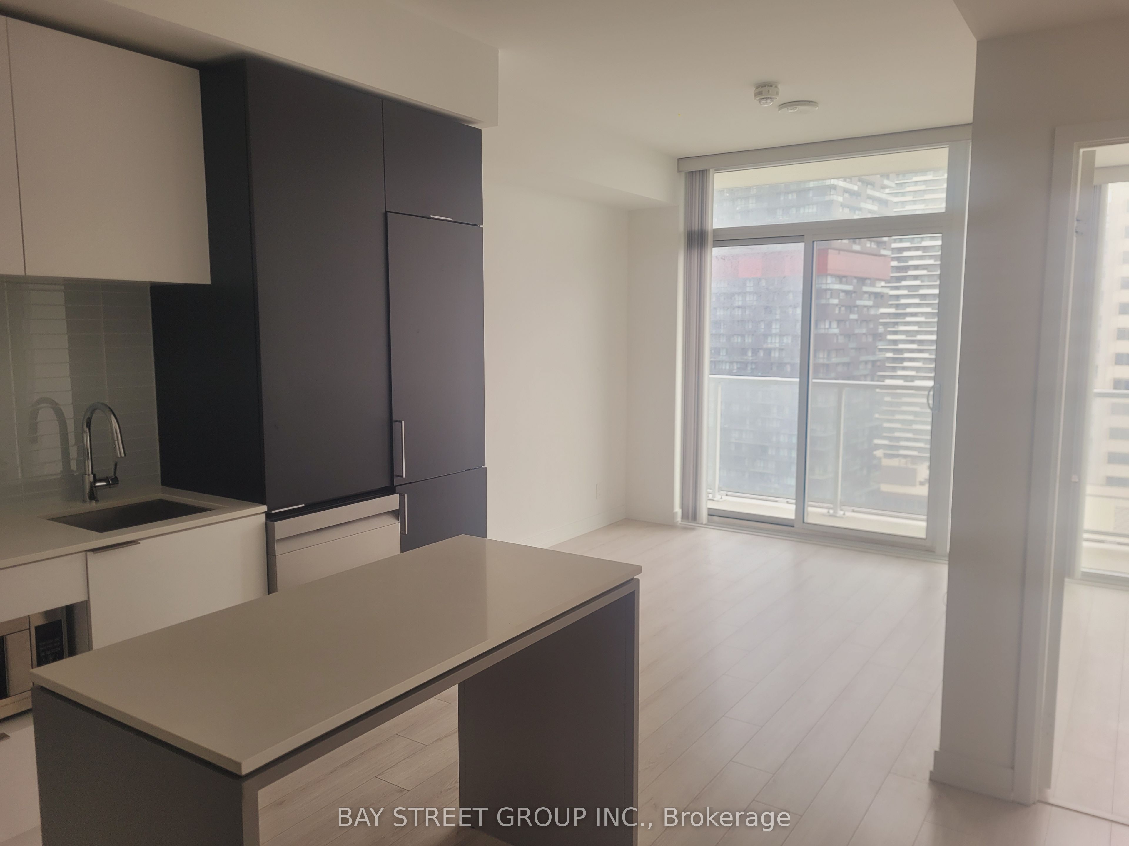33 Helendale Avenue 2108, Toronto, ON M4R 0A4 photo 4
