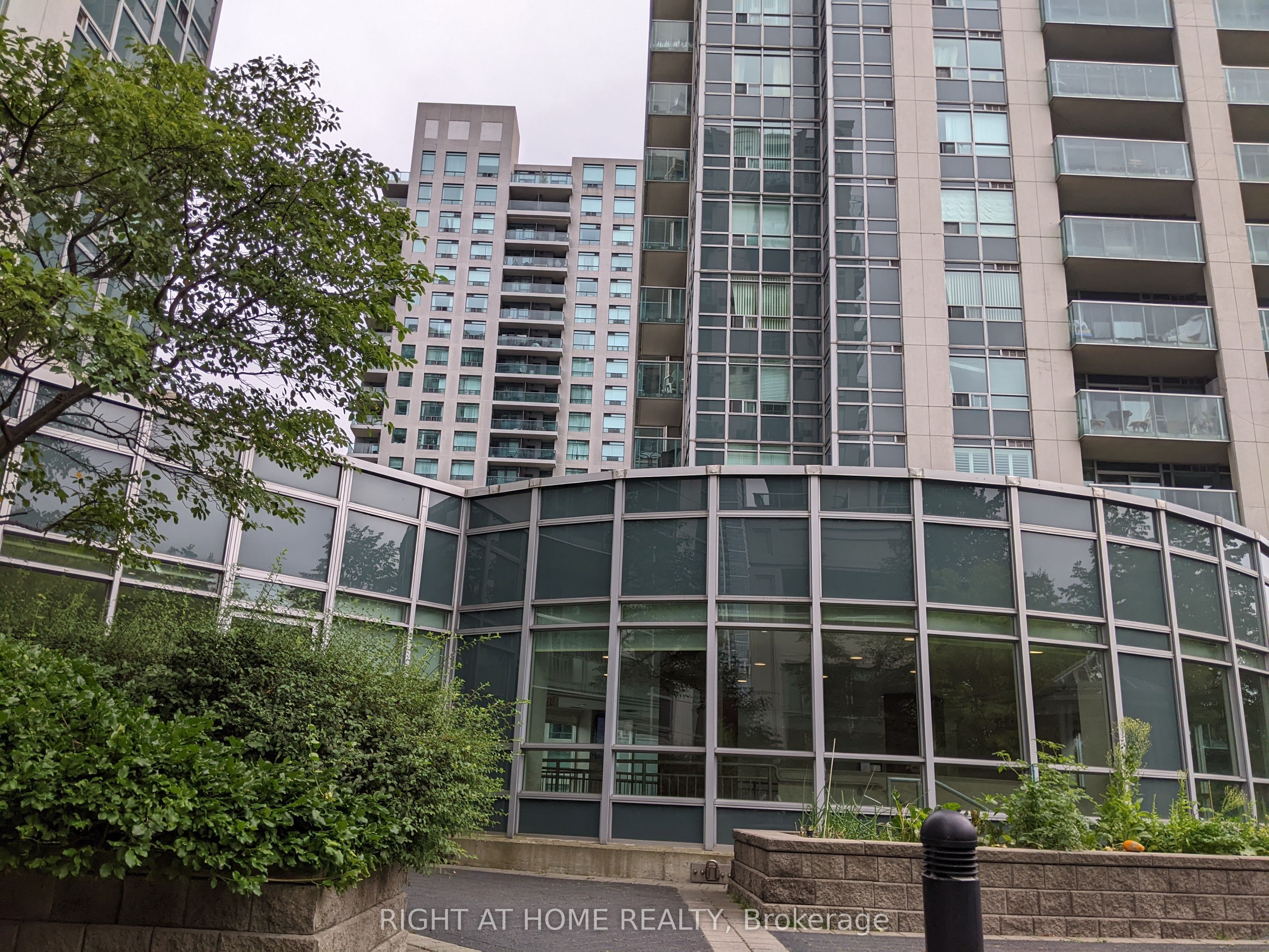 18 Harrison Garden Boulevard 1608, Toronto, ON M2N 7J7 photo 3