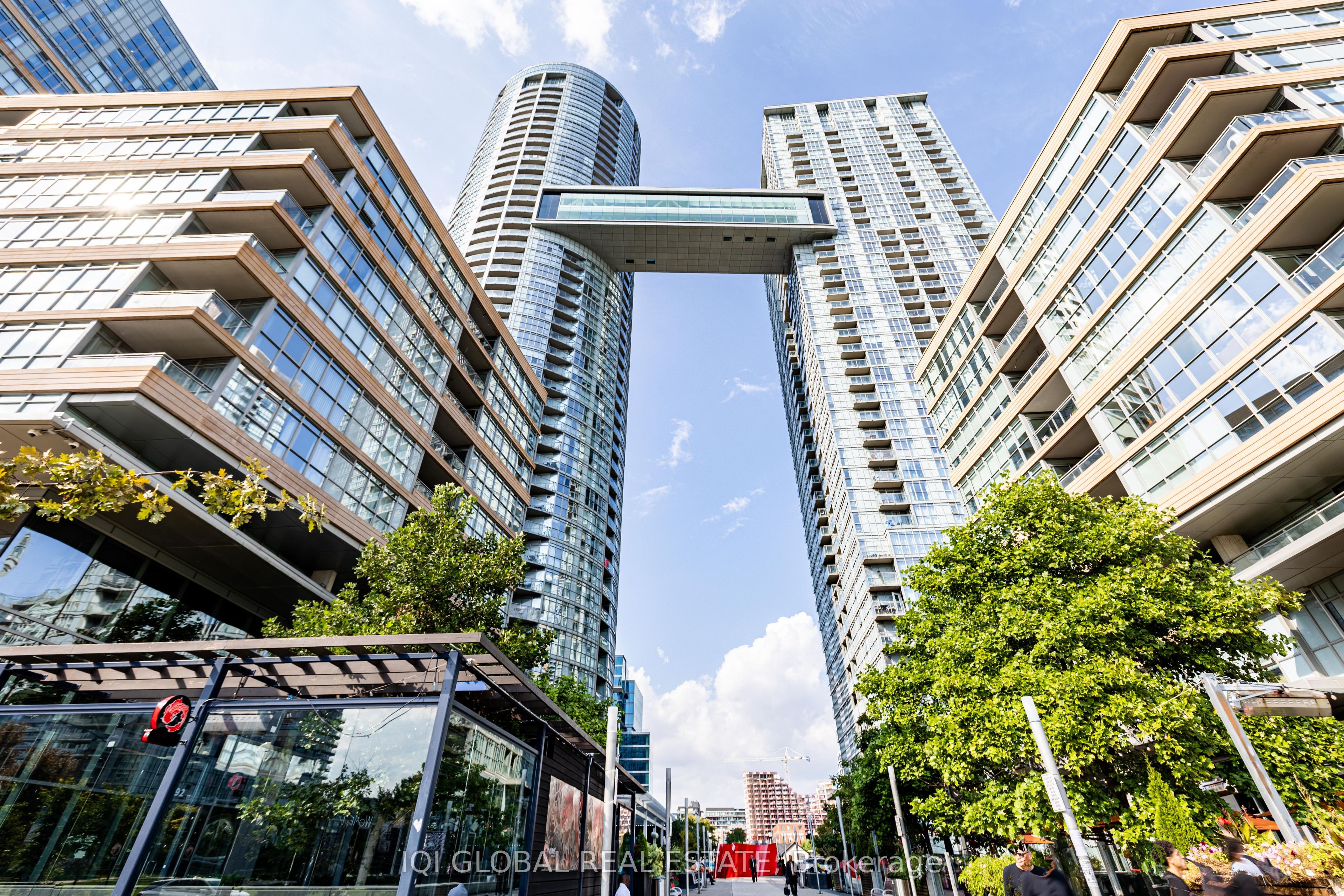 21 Iceboat Terrace 1025, Toronto, ON M5V 4A9