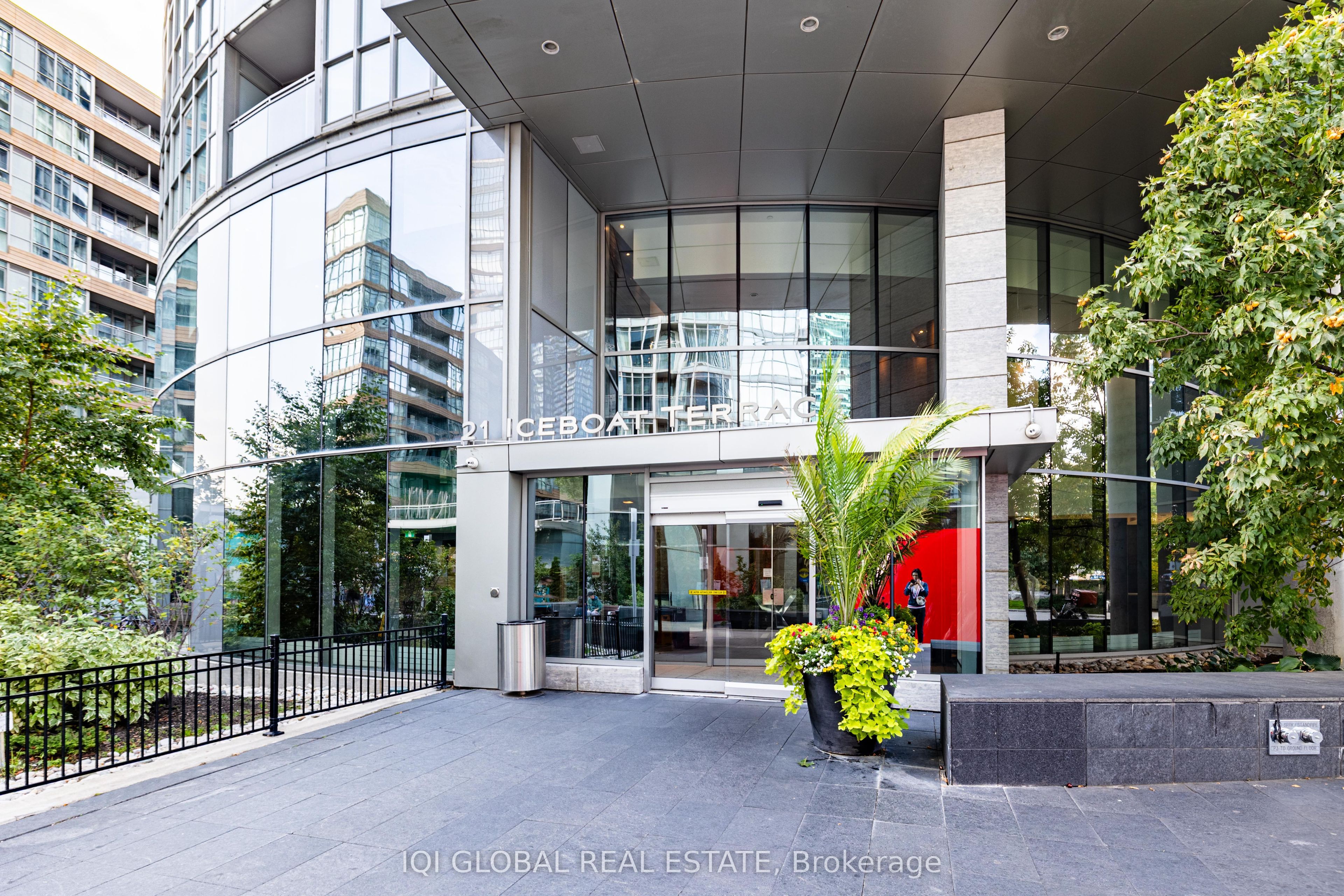 21 Iceboat Terrace 1025, Toronto, ON M5V 4A9 photo 2