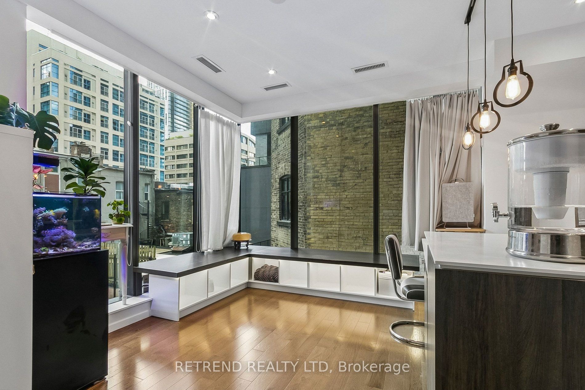 5 St. Joseph Street 203, Toronto, ON M4Y 1J6 photo 4