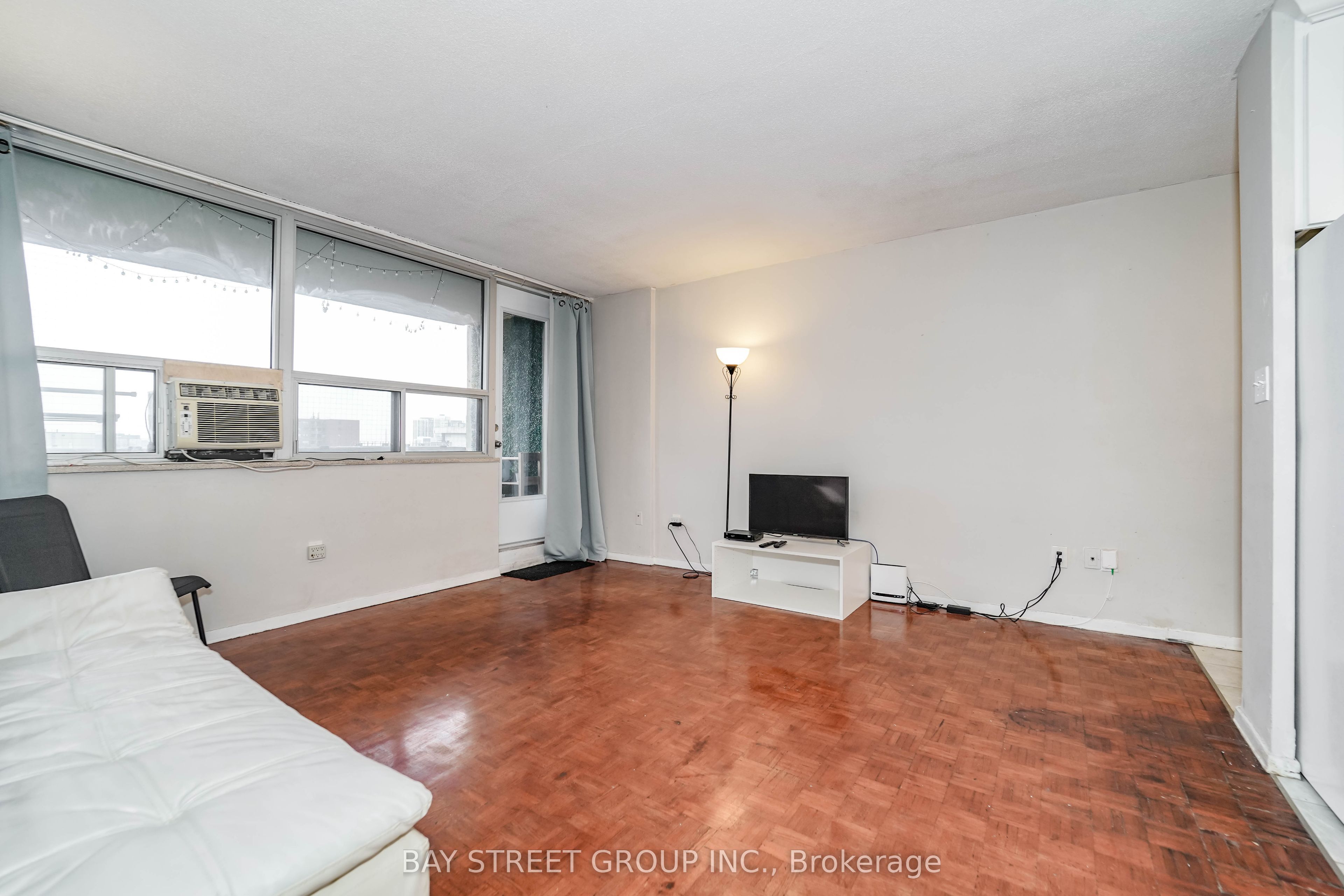 40 Homewood Avenue 1016, Toronto, ON M4Y 2K2 photo 5