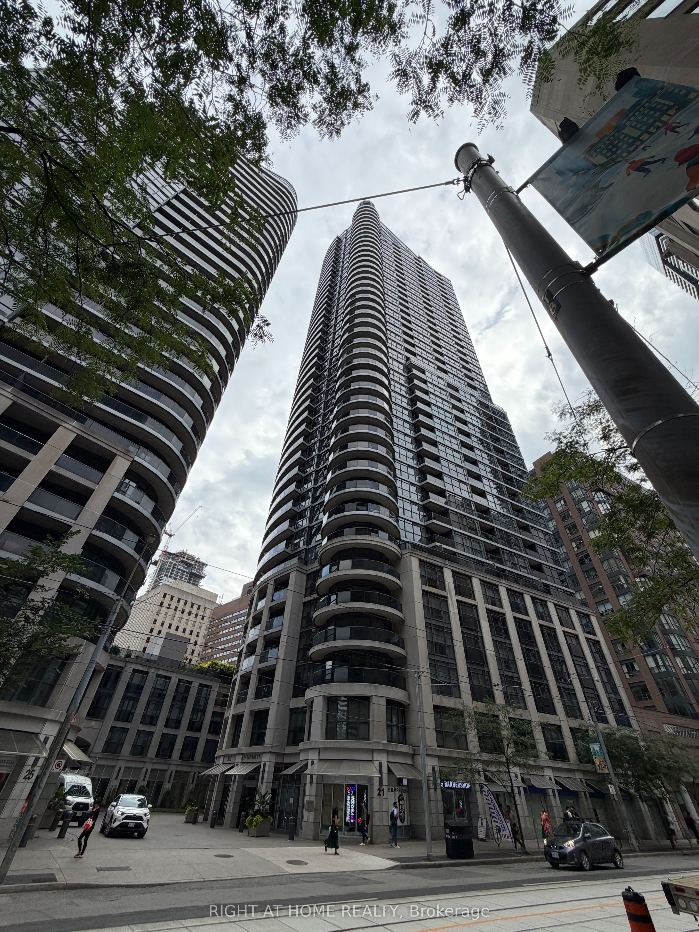 21 Carlton Street 2001, Toronto, ON M5B 1L3