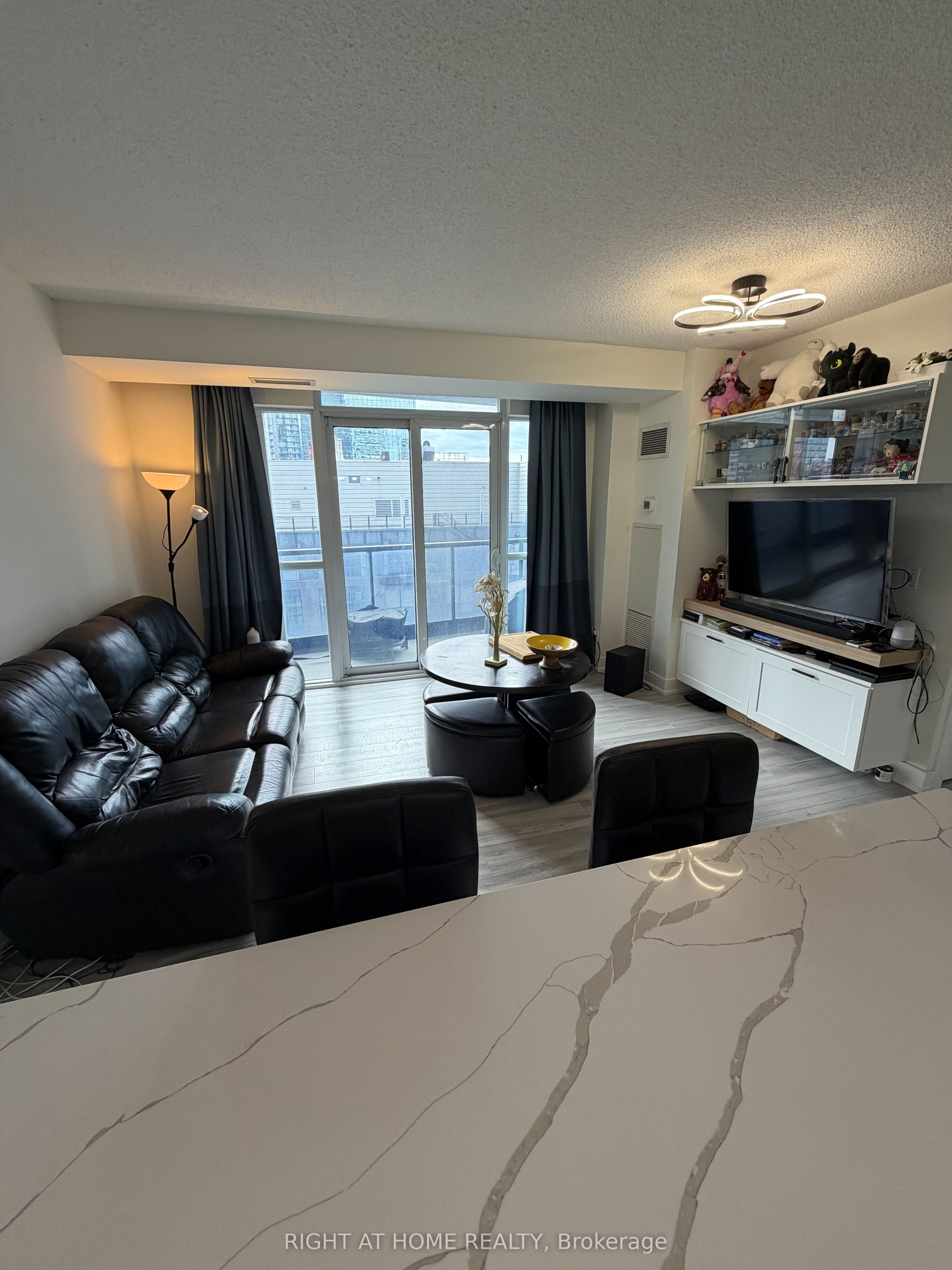 21 Carlton Street 2001, Toronto, ON M5B 1L3 photo 2