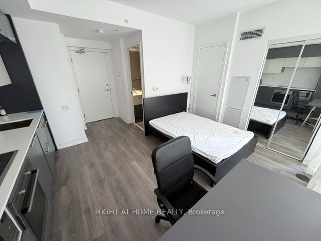 15 Grenville Street 2004, Toronto, ON M4Y 1A1 photo 3