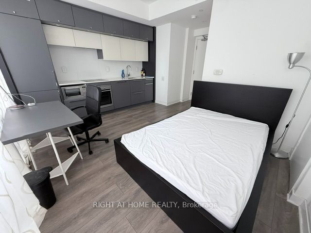15 Grenville Street 2004, Toronto, ON M4Y 1A1 photo 4