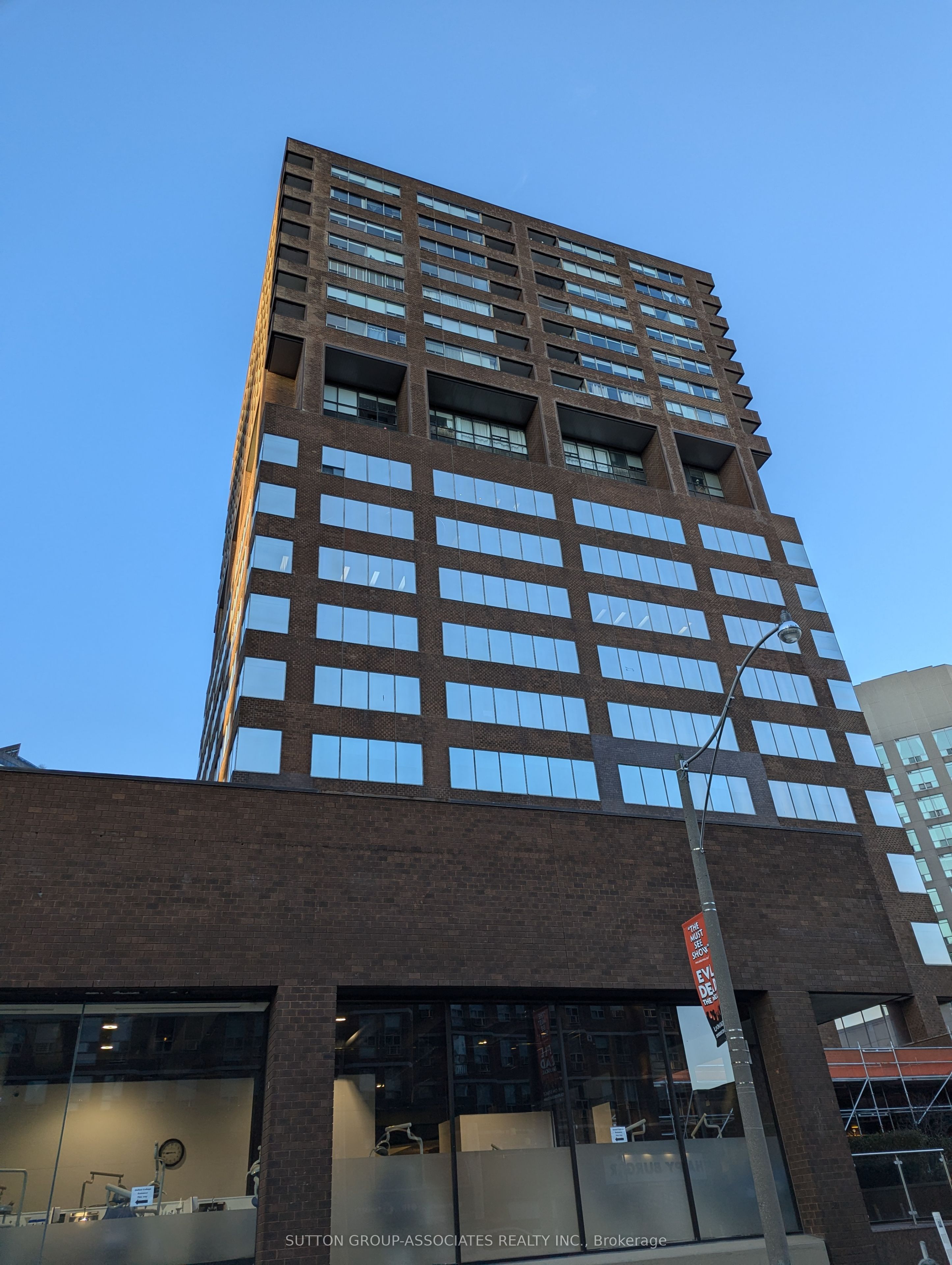 914 Yonge Street 2004, Toronto, ON M4W 3C8